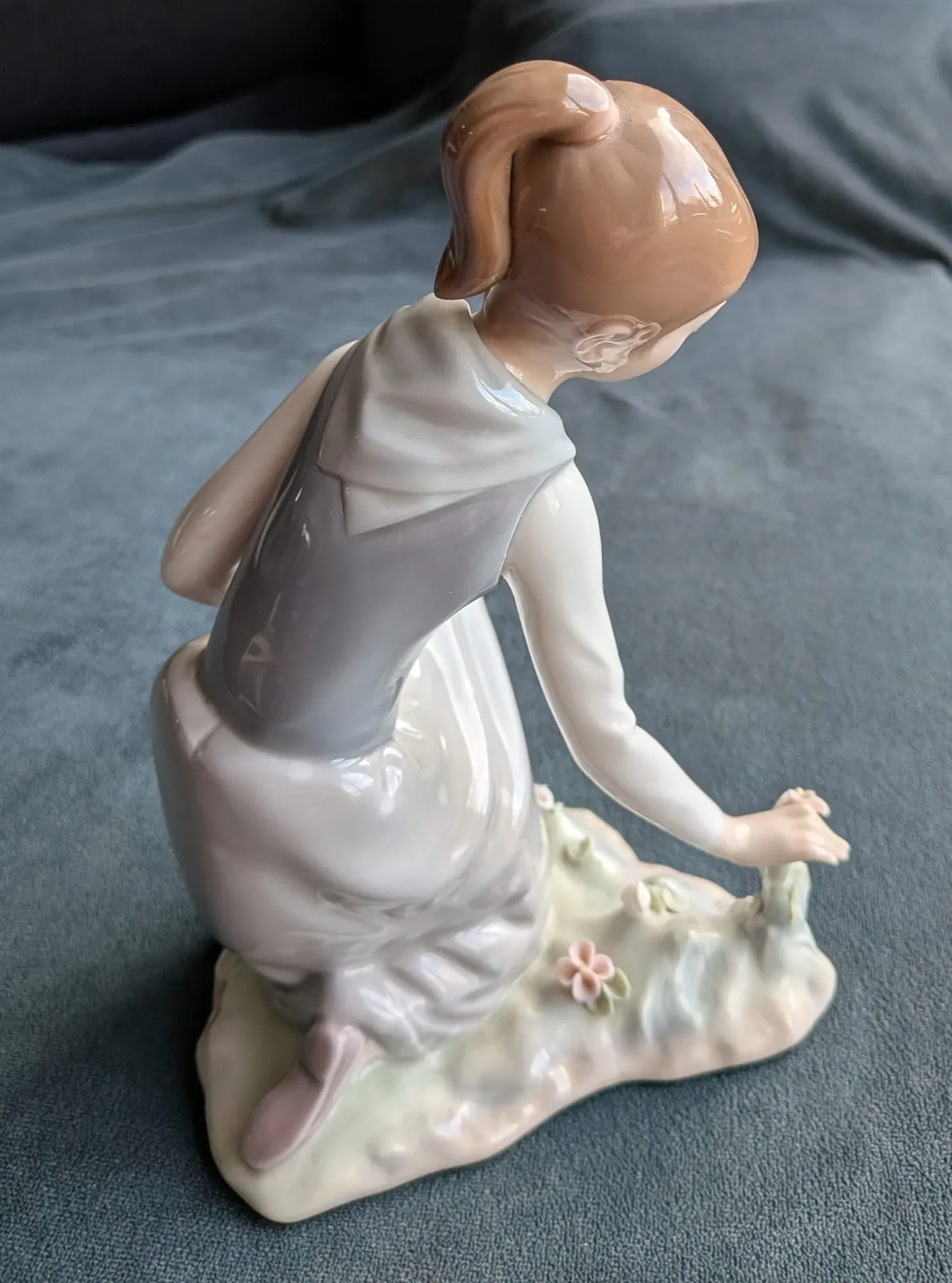 Lladro Figurine Girl with Flowers - Image 3