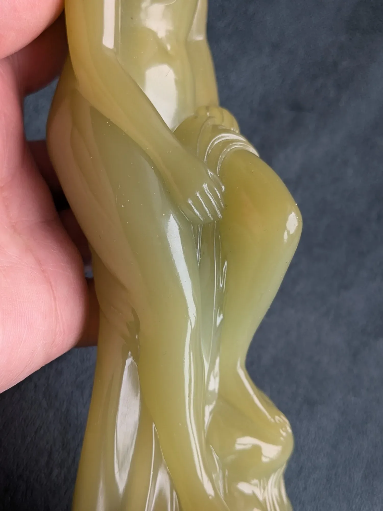 Vacker antikliknande staty i jadegrön konststen – Venus-motiv på sockel - Bild 3