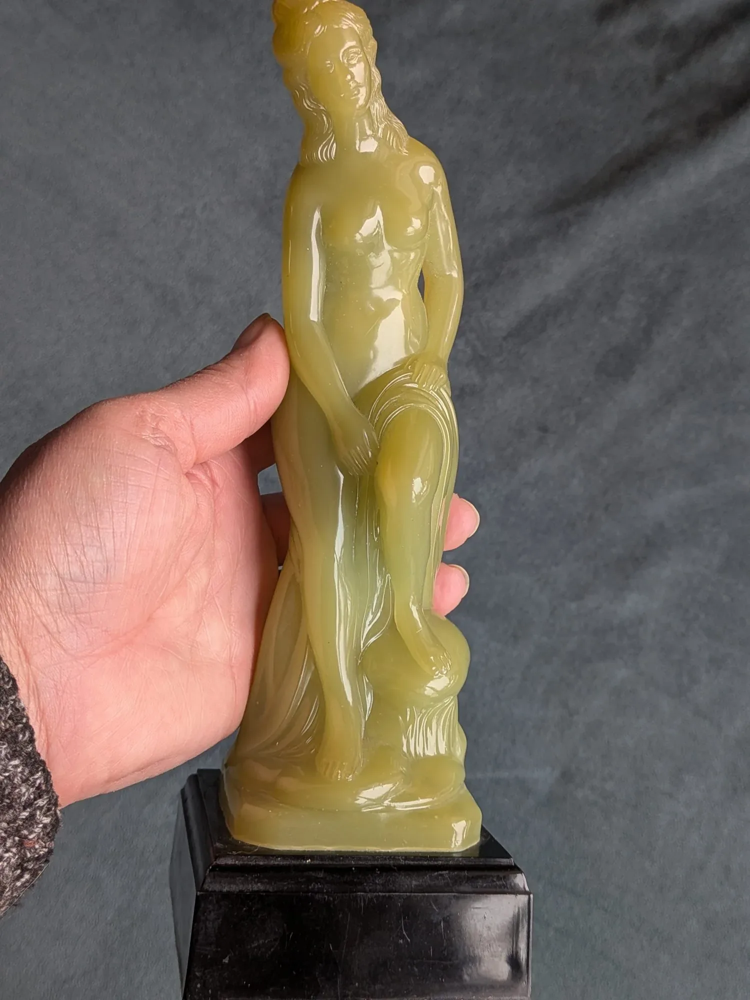 Vacker antikliknande staty i jadegrön konststen – Venus-motiv på sockel - Bild 2
