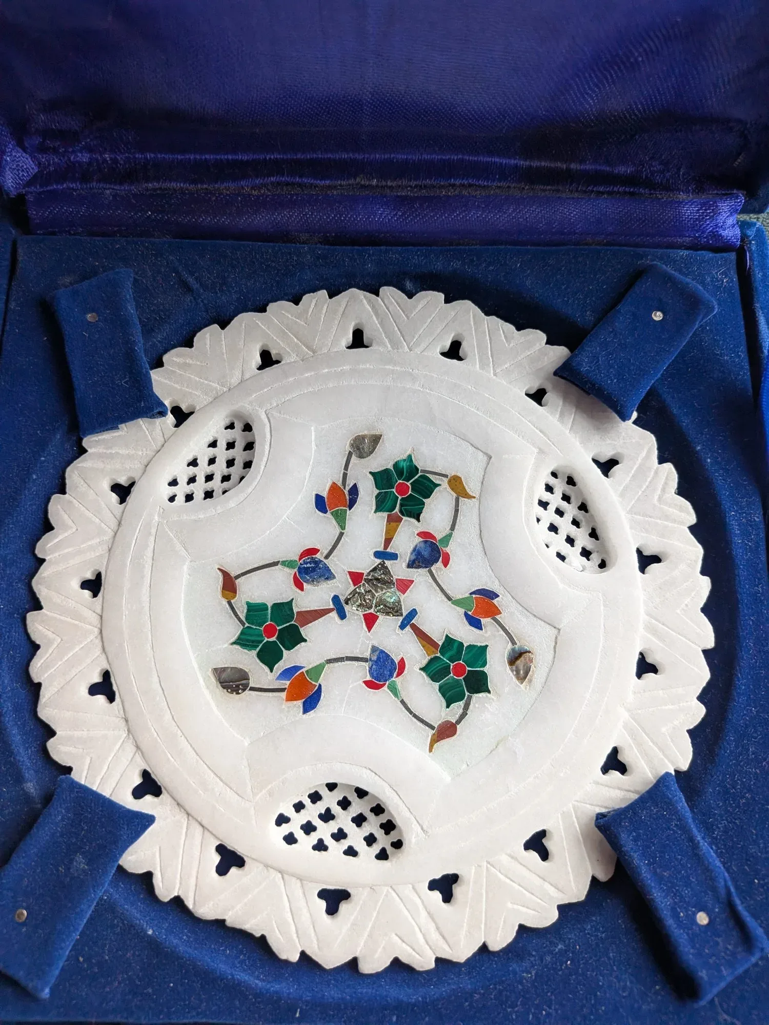 Hand-Carved Marble Plate with Stone Intarsia in Velvet Case - Image 9