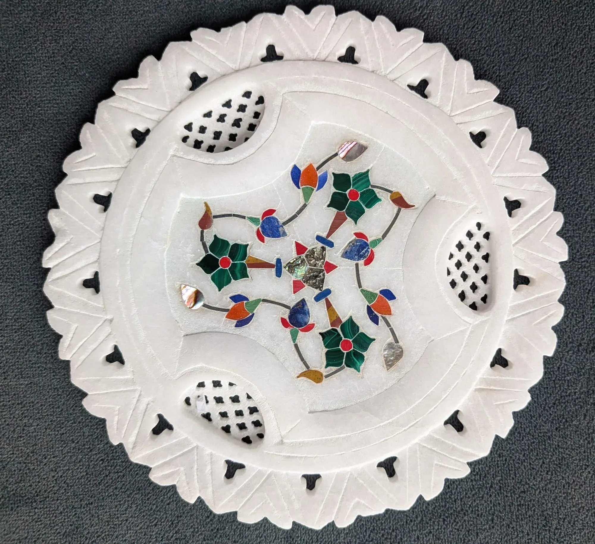 Hand-Carved Marble Plate with Stone Intarsia in Velvet Case - Image 8