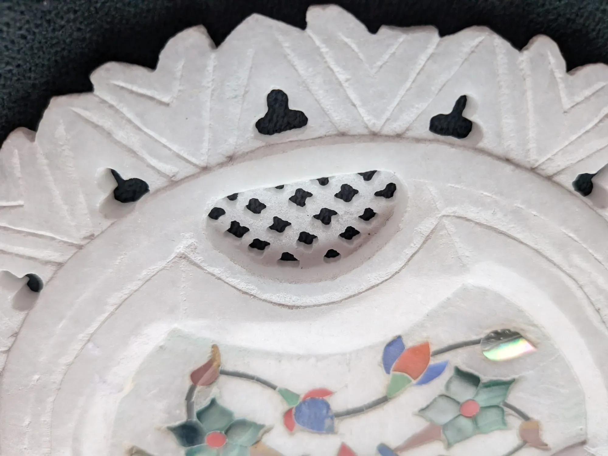 Hand-Carved Marble Plate with Stone Intarsia in Velvet Case - Image 7