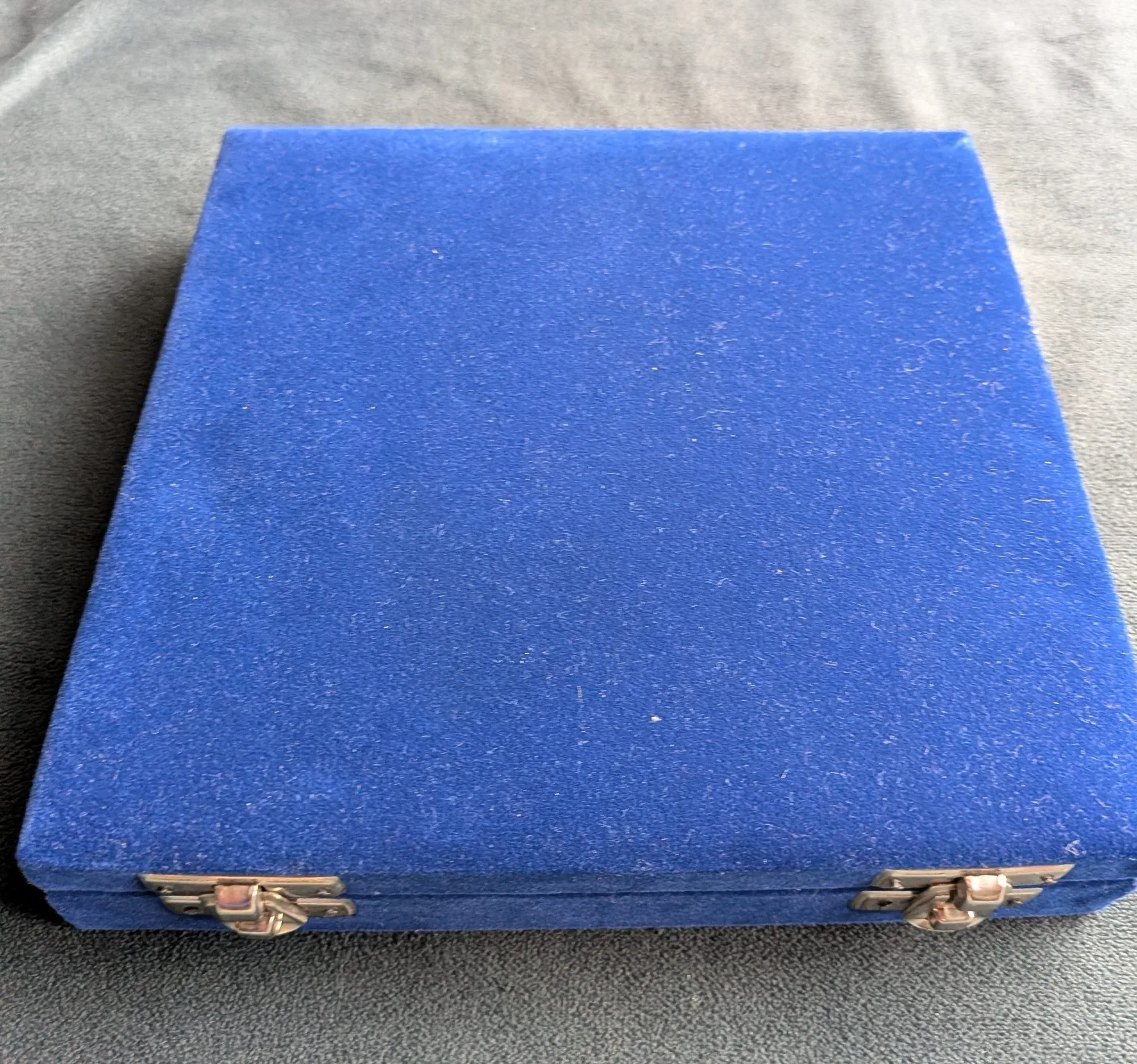 Hand-Carved Marble Plate with Stone Intarsia in Velvet Case - Image 2