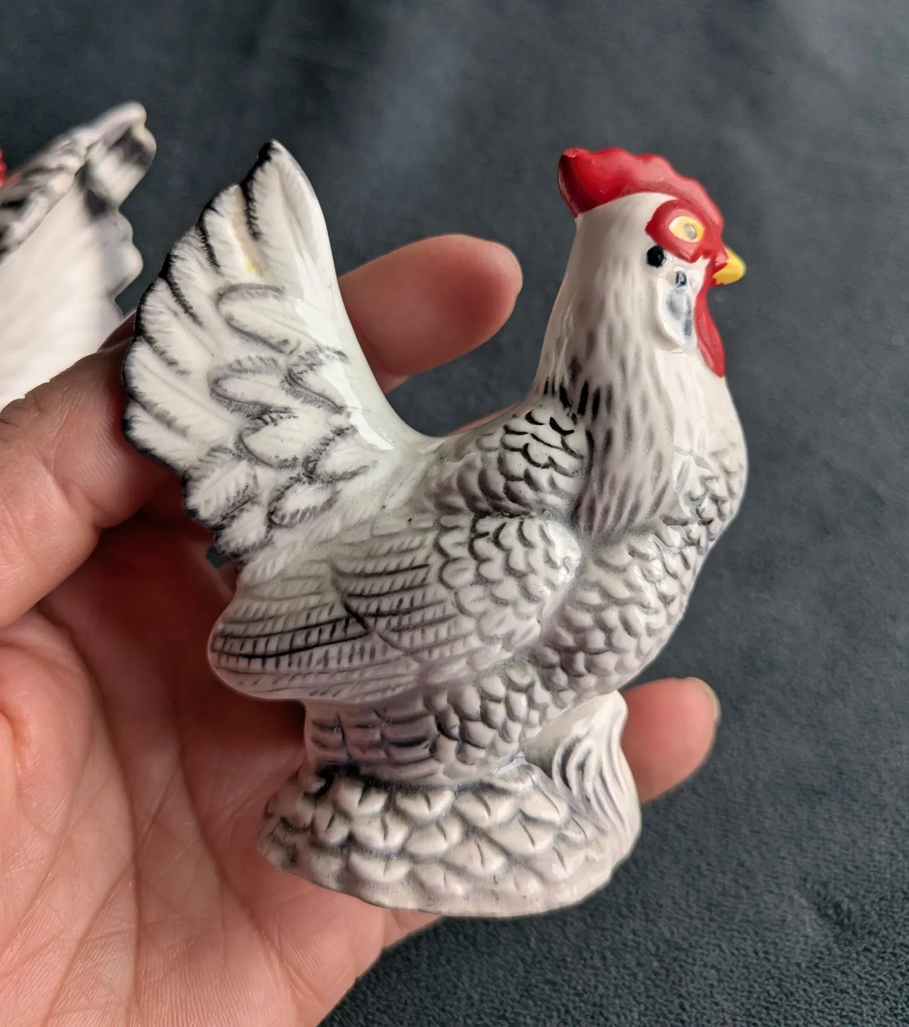 Charmiga tuppar i keramik – Salt- och pepparströare - Bild 2