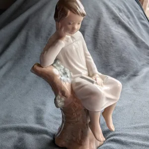 Lladro Porslinsfigur "Pojke med Bok" – Handgjord i Spanien