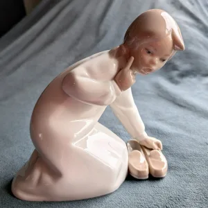 Lladro Porslinsfigur: Knästående Barn med Skor