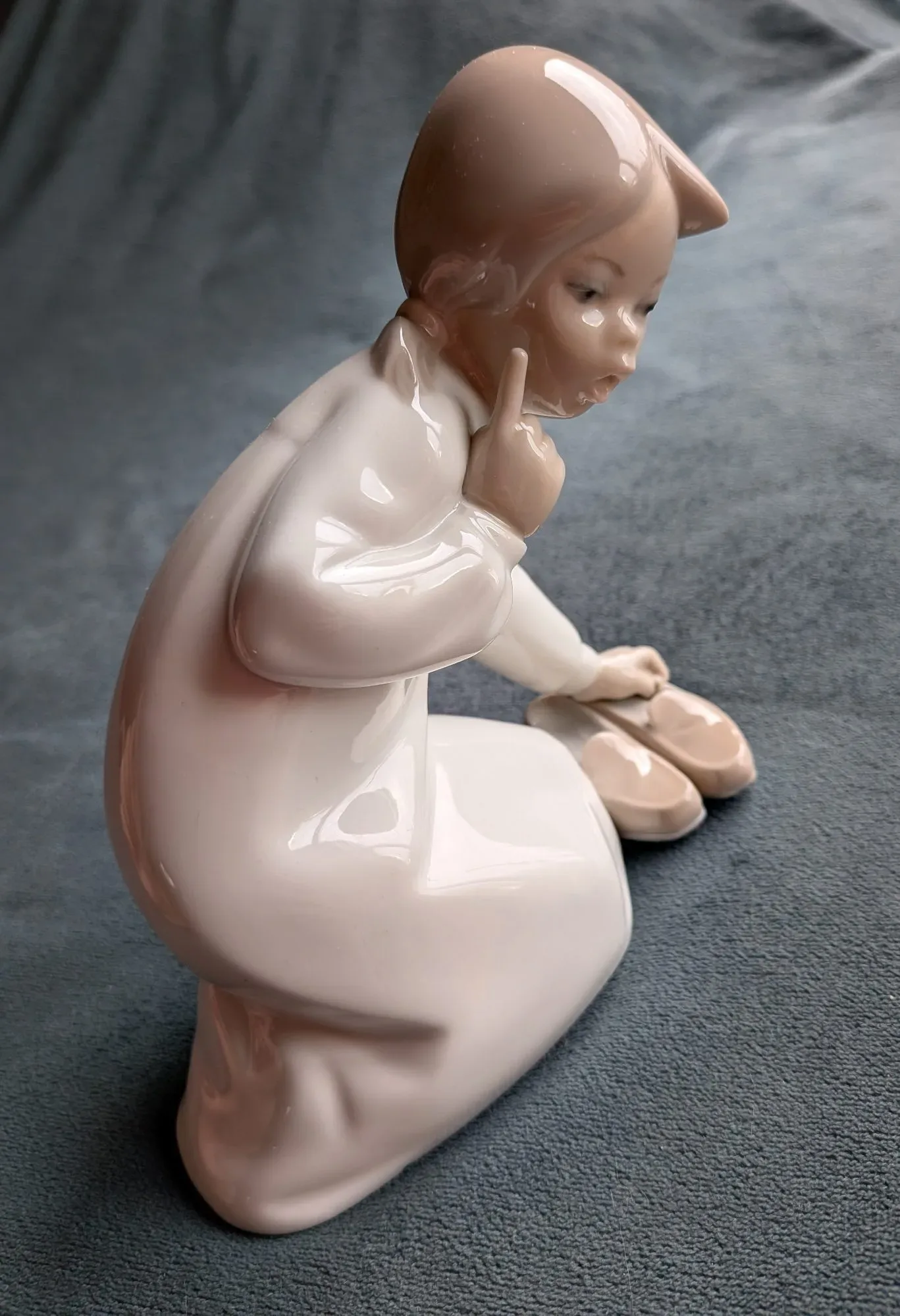 Lladro Porcelain Figurine: Kneeling Child with Shoes - Image 6