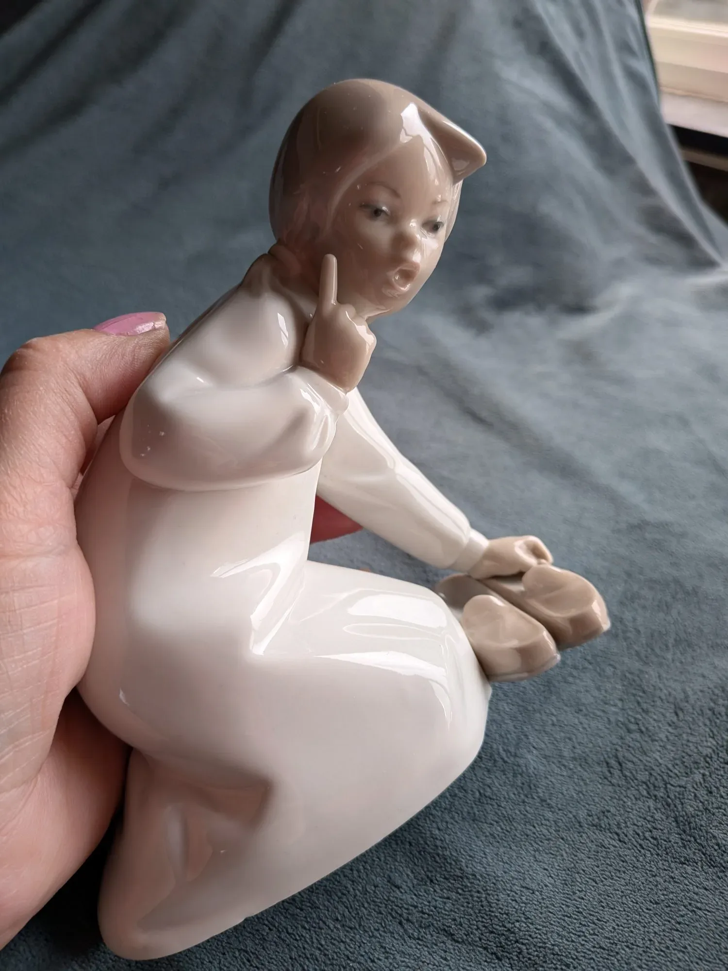 Lladro Porcelain Figurine: Kneeling Child with Shoes - Image 3