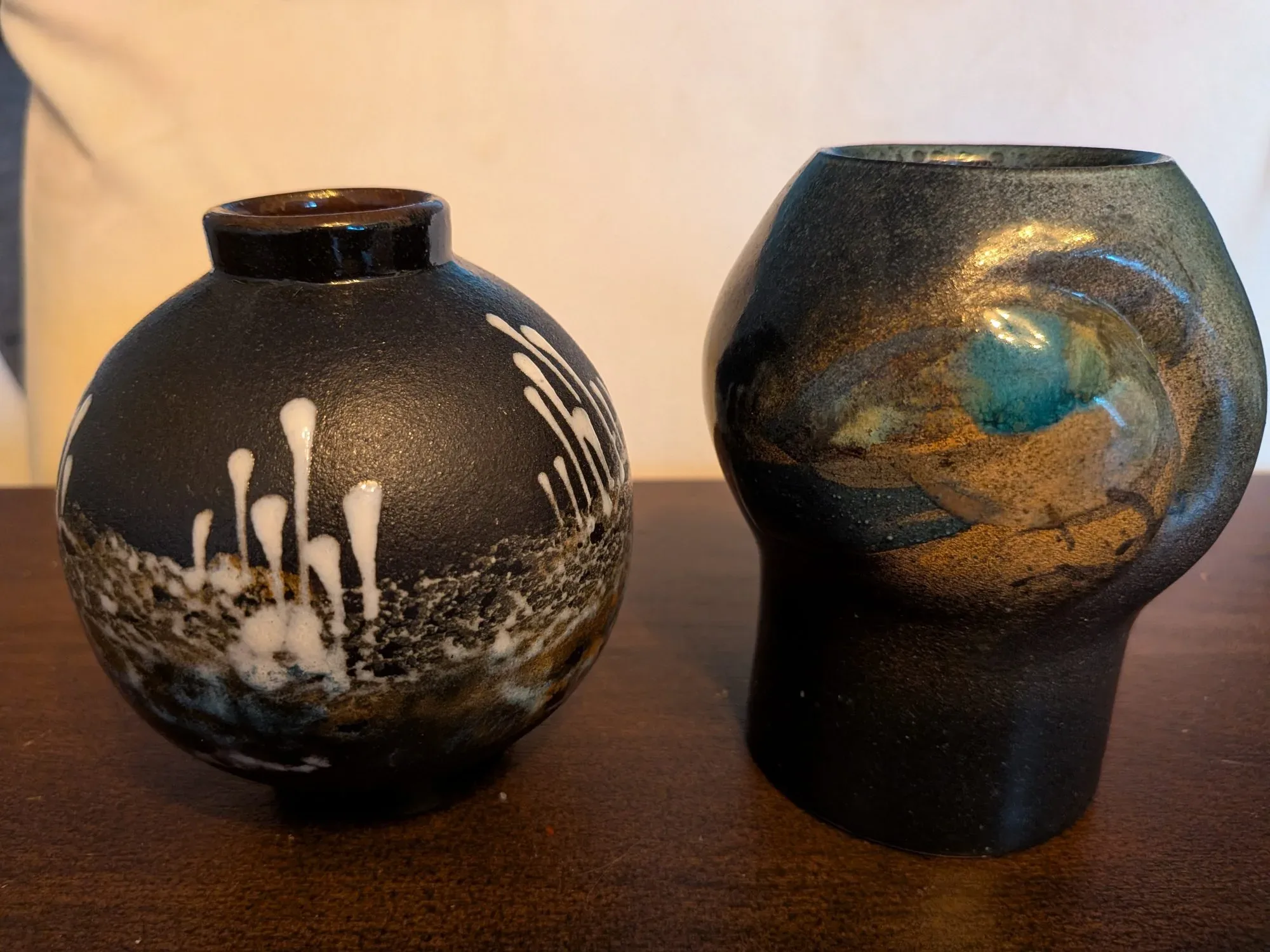 Två Unika Studio Keramikvaser, Svarta & Glaserade