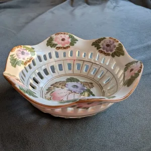 Vintage Porslinsskål med Genombrutet Mönster och Handmålad Dekor