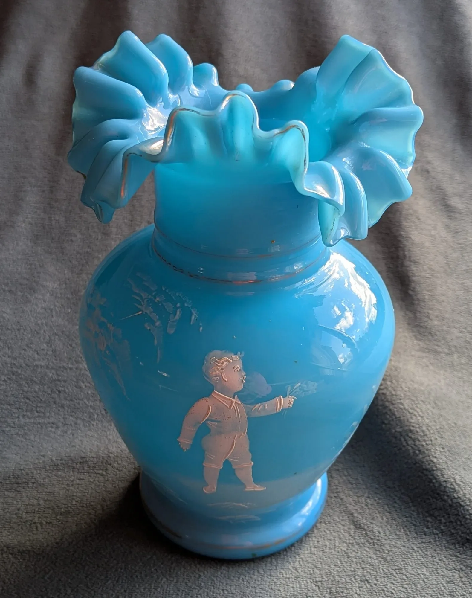 Vintage Opalglasvas, Turkos med Krusad Kant och Pojkmotiv
