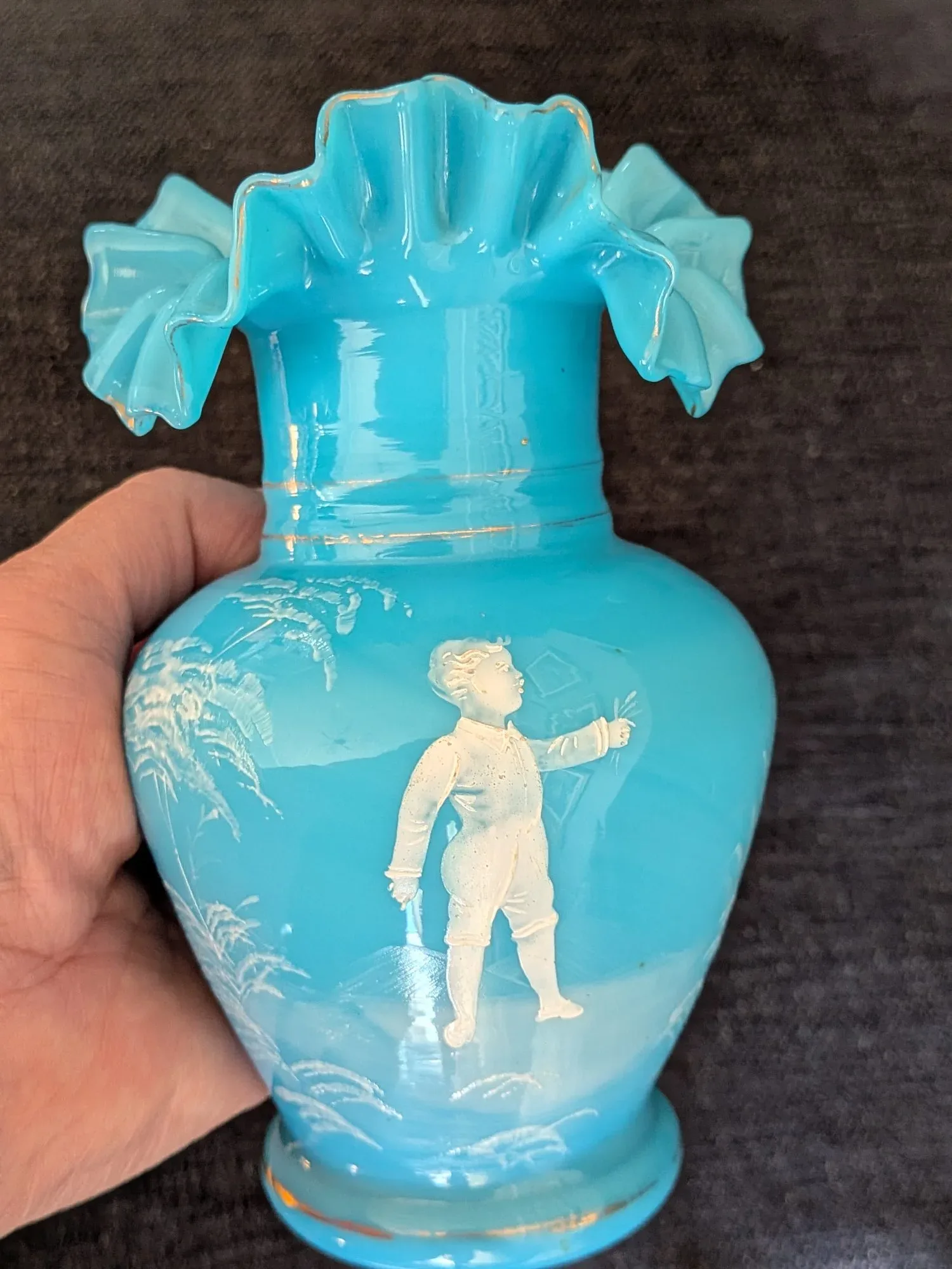 Vintage Opalglasvas, Turkos med Krusad Kant och Pojkmotiv - Bild 6