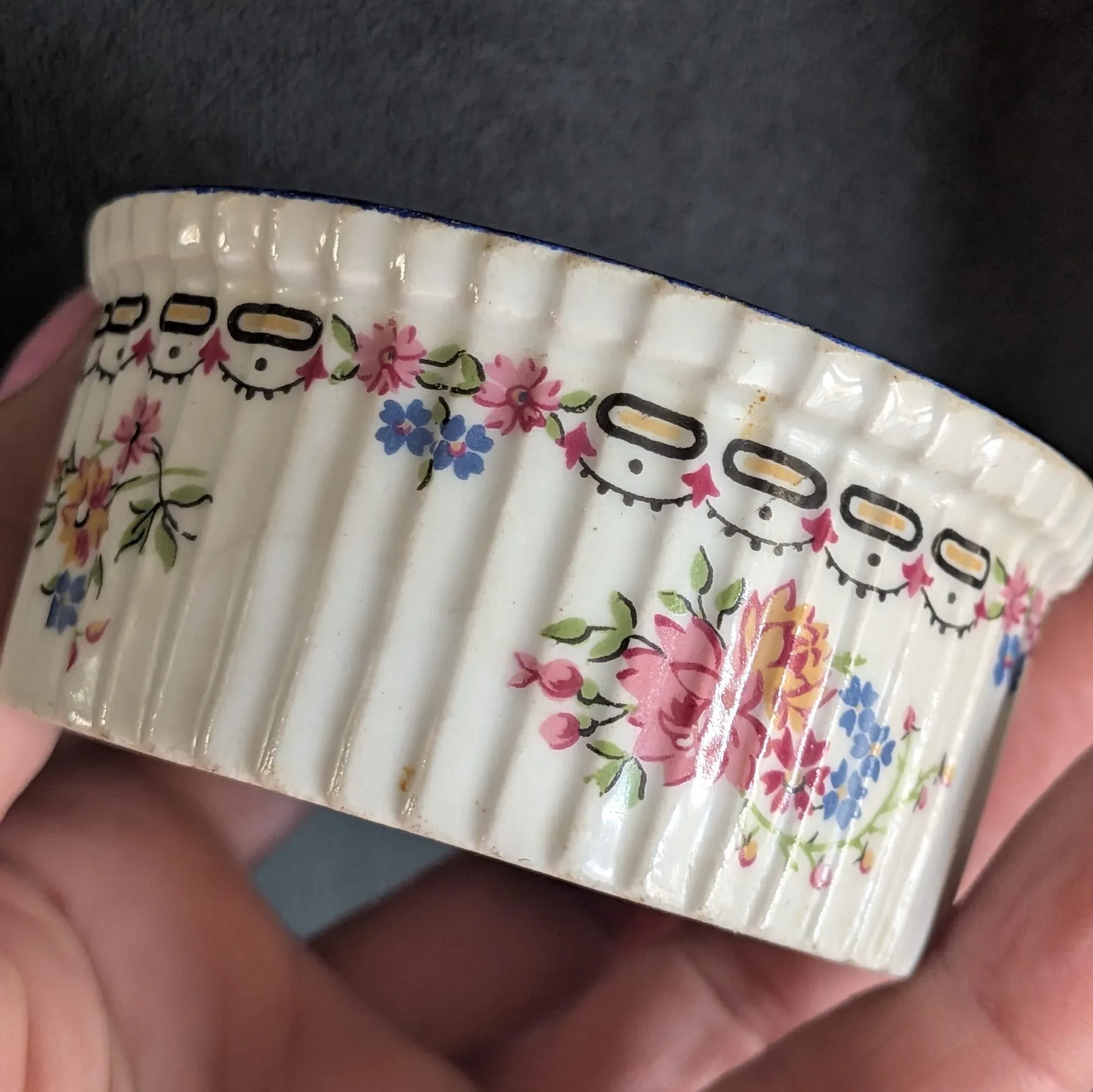 Vintage Ramekin med Blomstermönster och Blå Kant - Bild 5