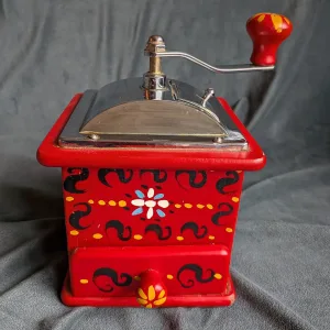 Charmig Vintage Kaffekvarn i Trä, Röd med Folkligt Mönster