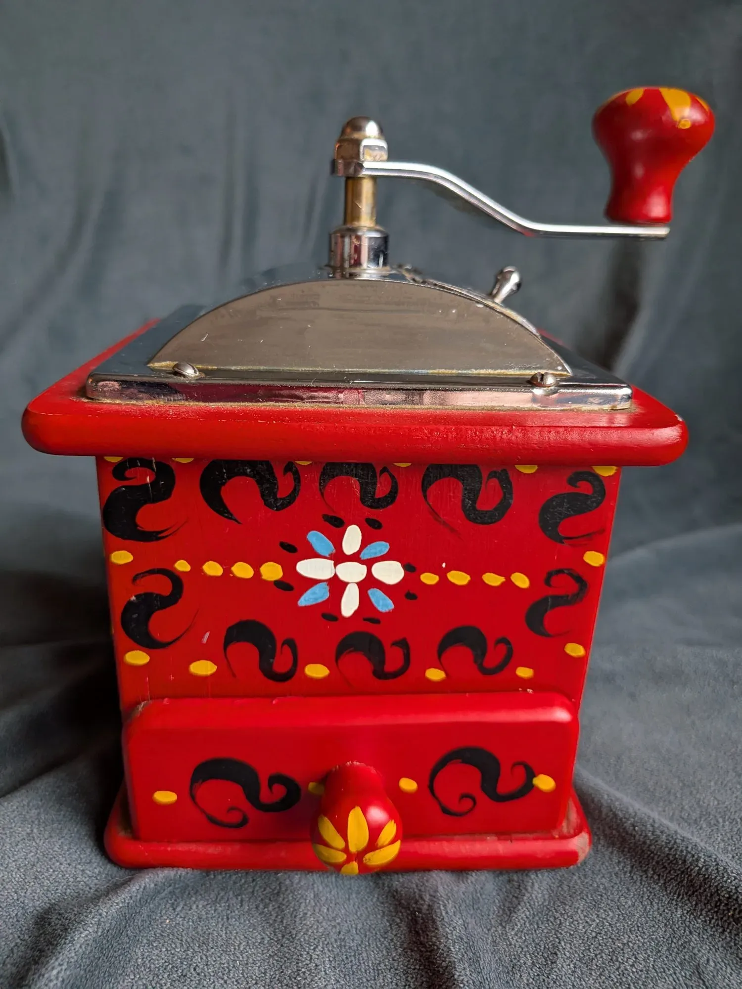 Charmig Vintage Kaffekvarn i Trä, Röd med Folkligt Mönster - Bild 9