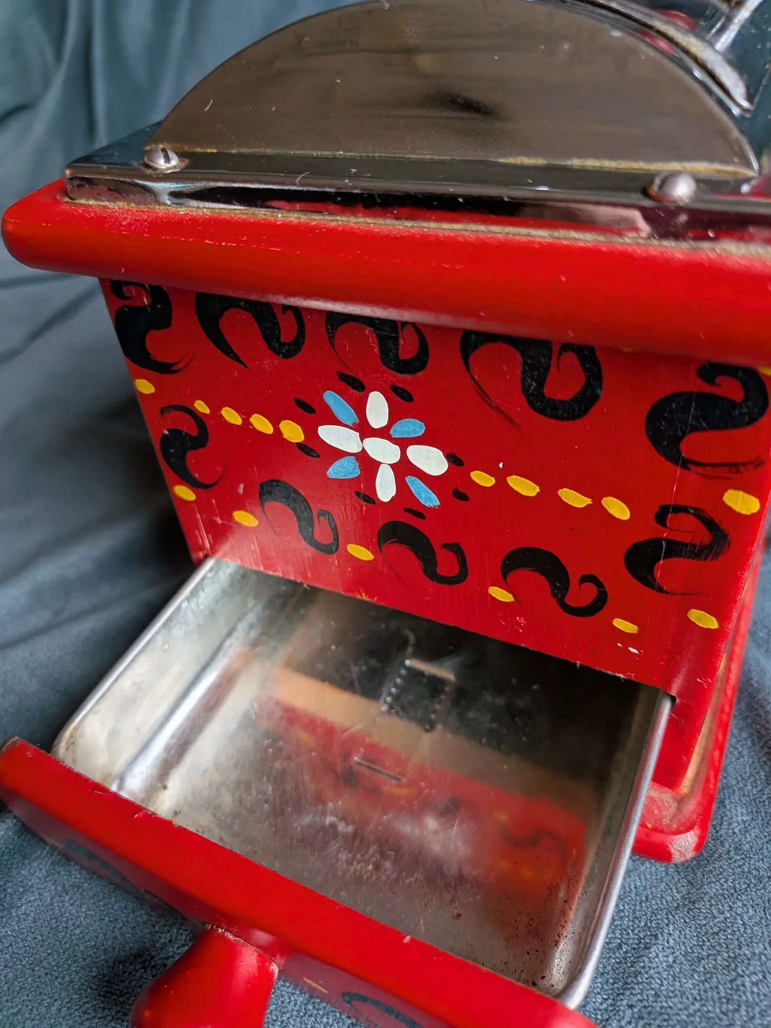 Charmig Vintage Kaffekvarn i Trä, Röd med Folkligt Mönster - Bild 6