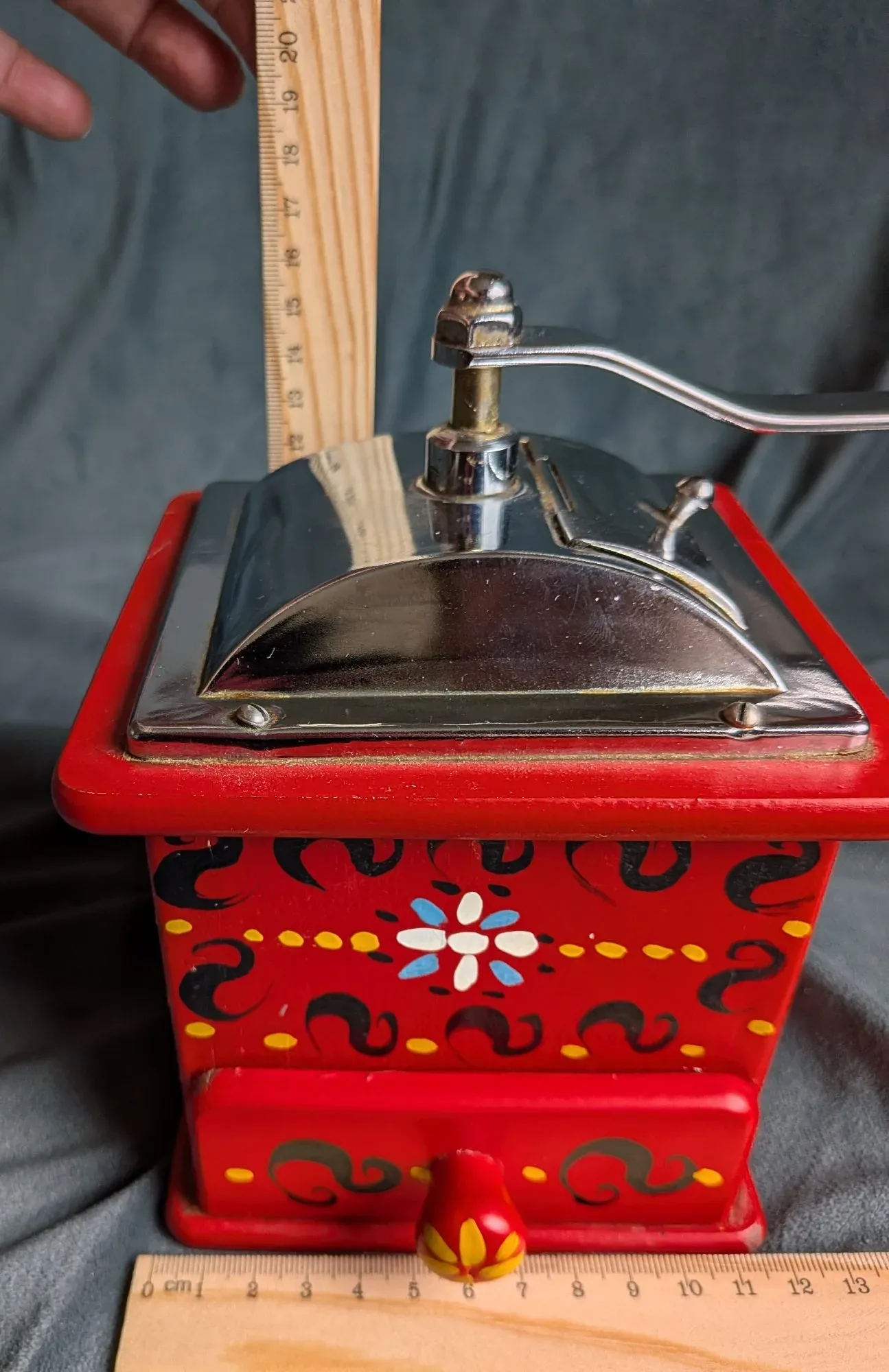 Charmig Vintage Kaffekvarn i Trä, Röd med Folkligt Mönster - Bild 2
