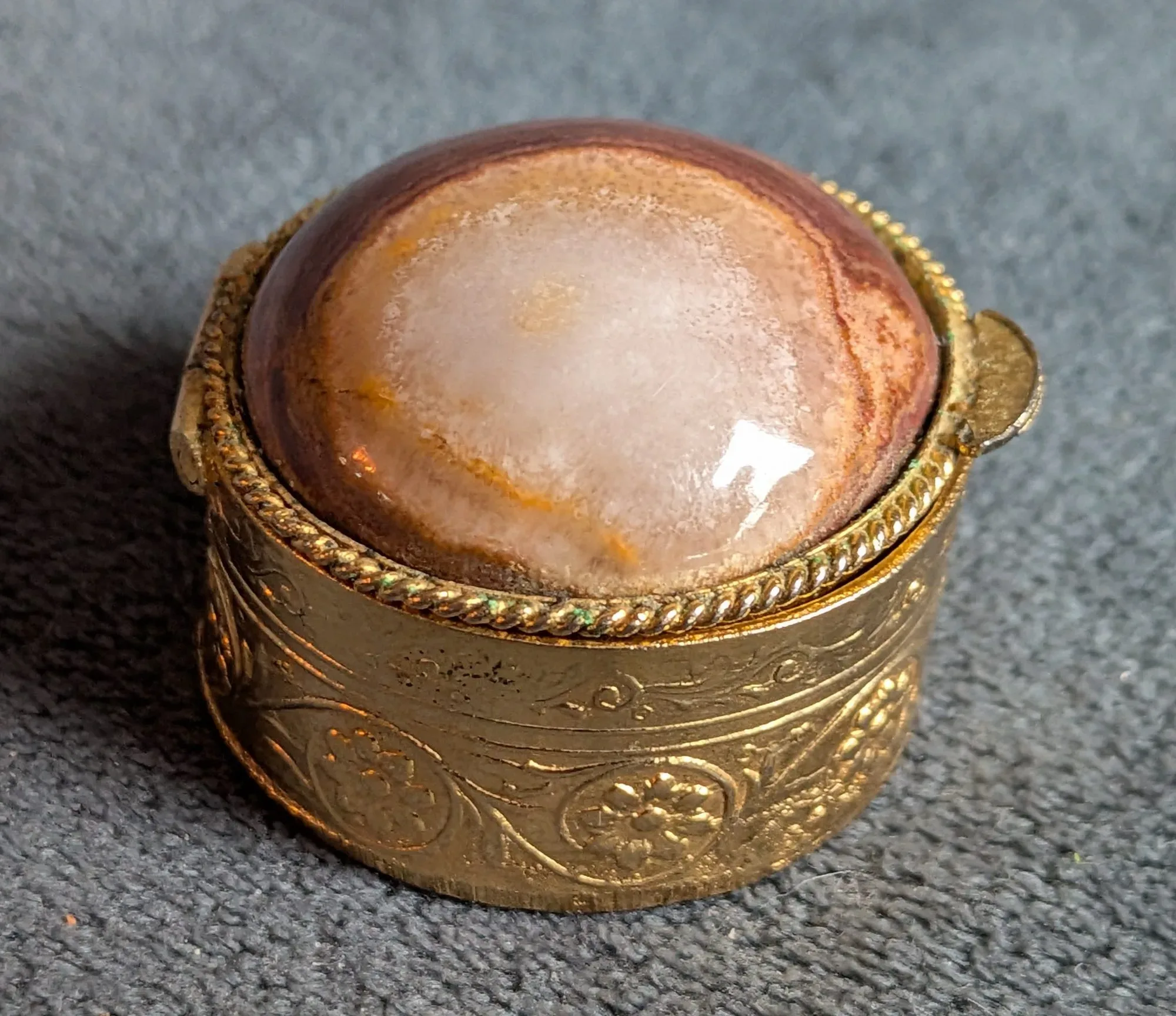 Vintage Dosa med Agatlock – Guldtonad Metall