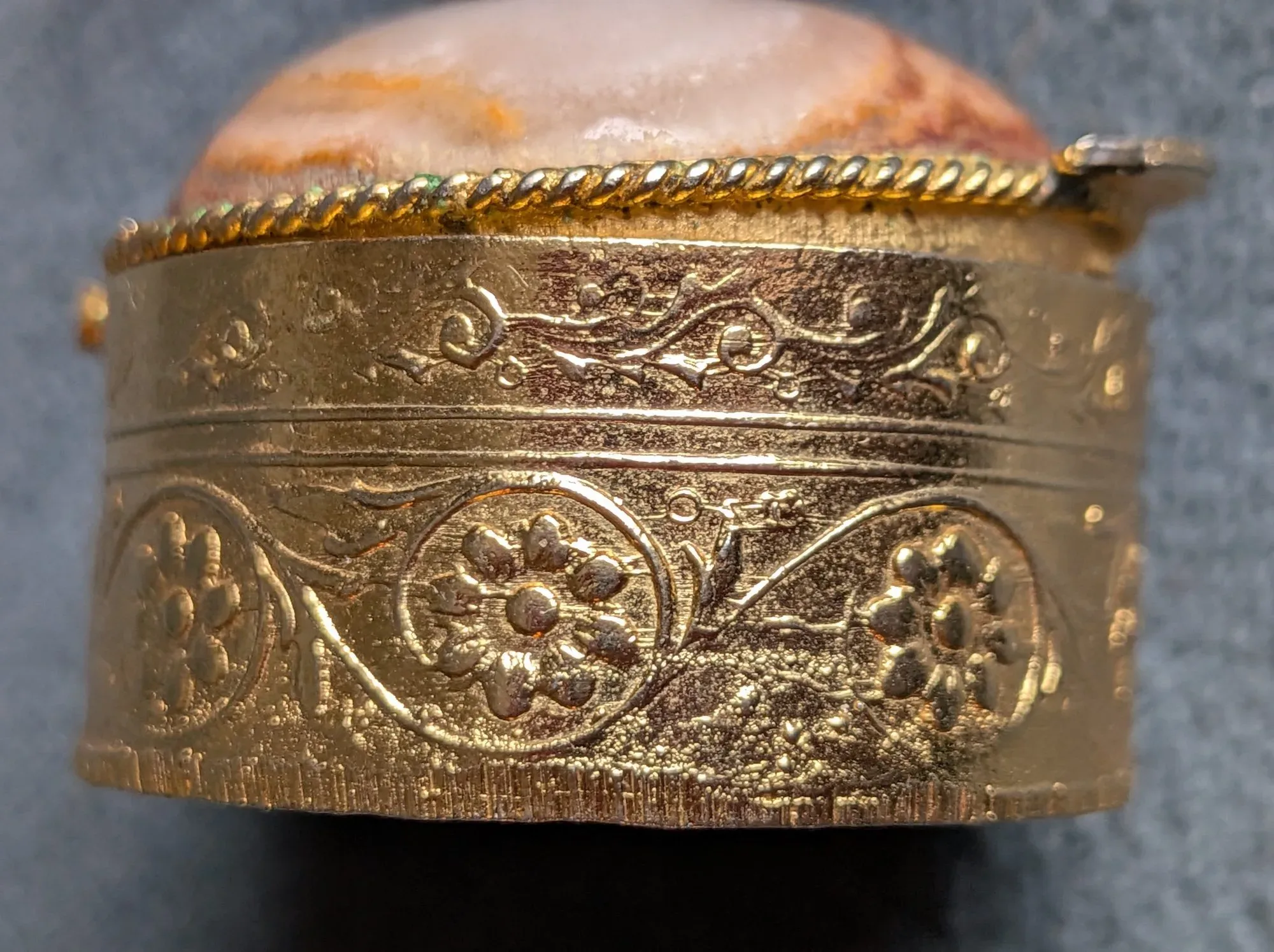 Vintage Dosa med Agatlock – Guldtonad Metall - Bild 2