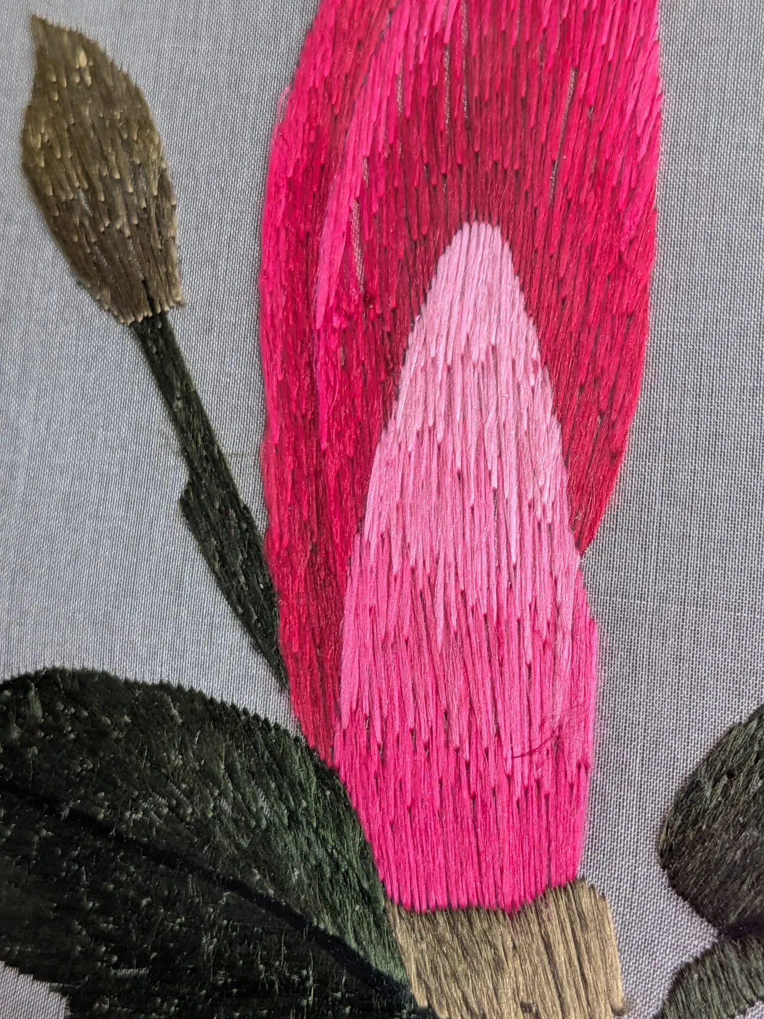 Kinesiskt Silkesbroderi: Magnolior i Snidat Träställ - Bild 10
