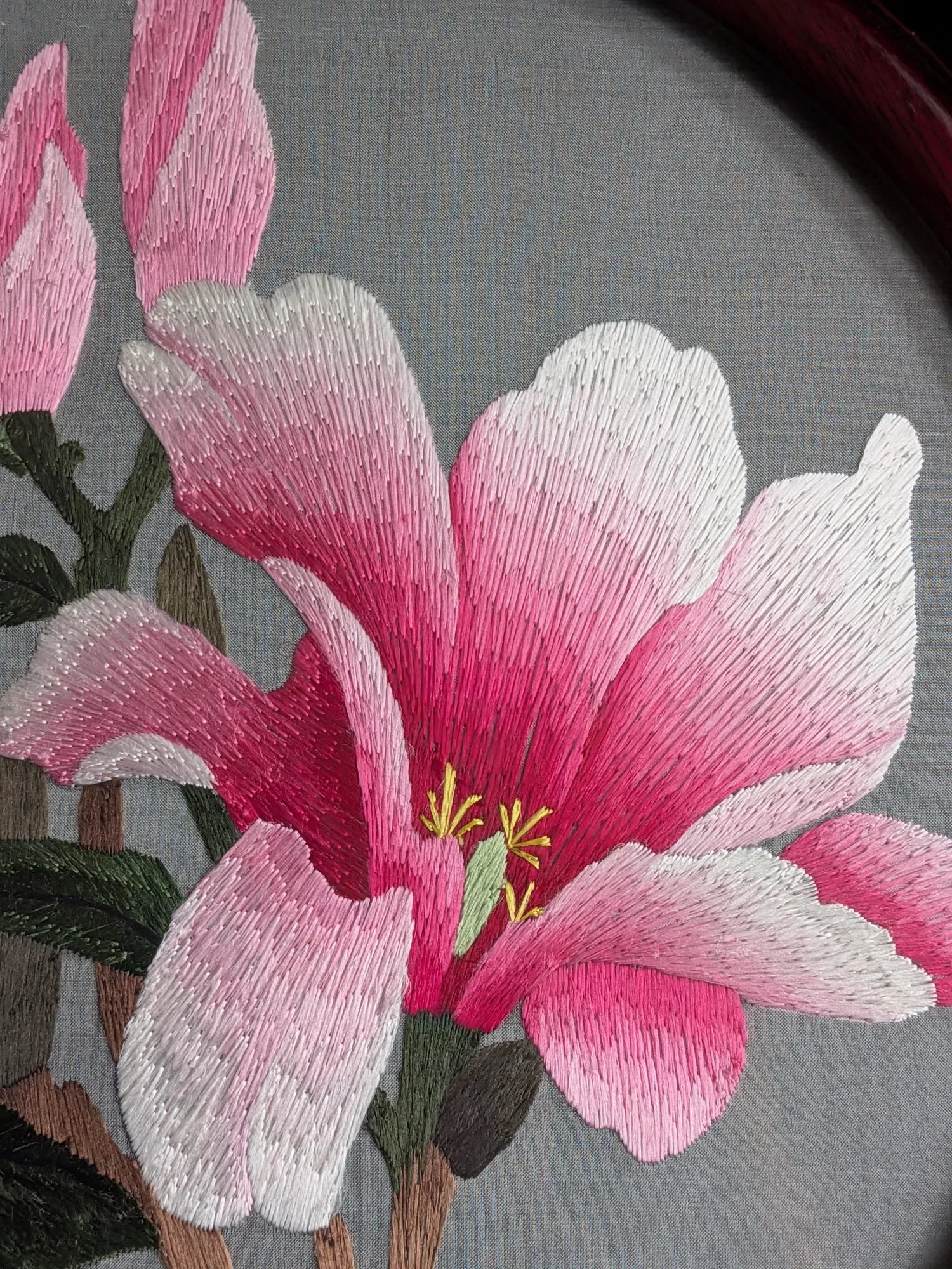 Kinesiskt Silkesbroderi: Magnolior i Snidat Träställ - Bild 9