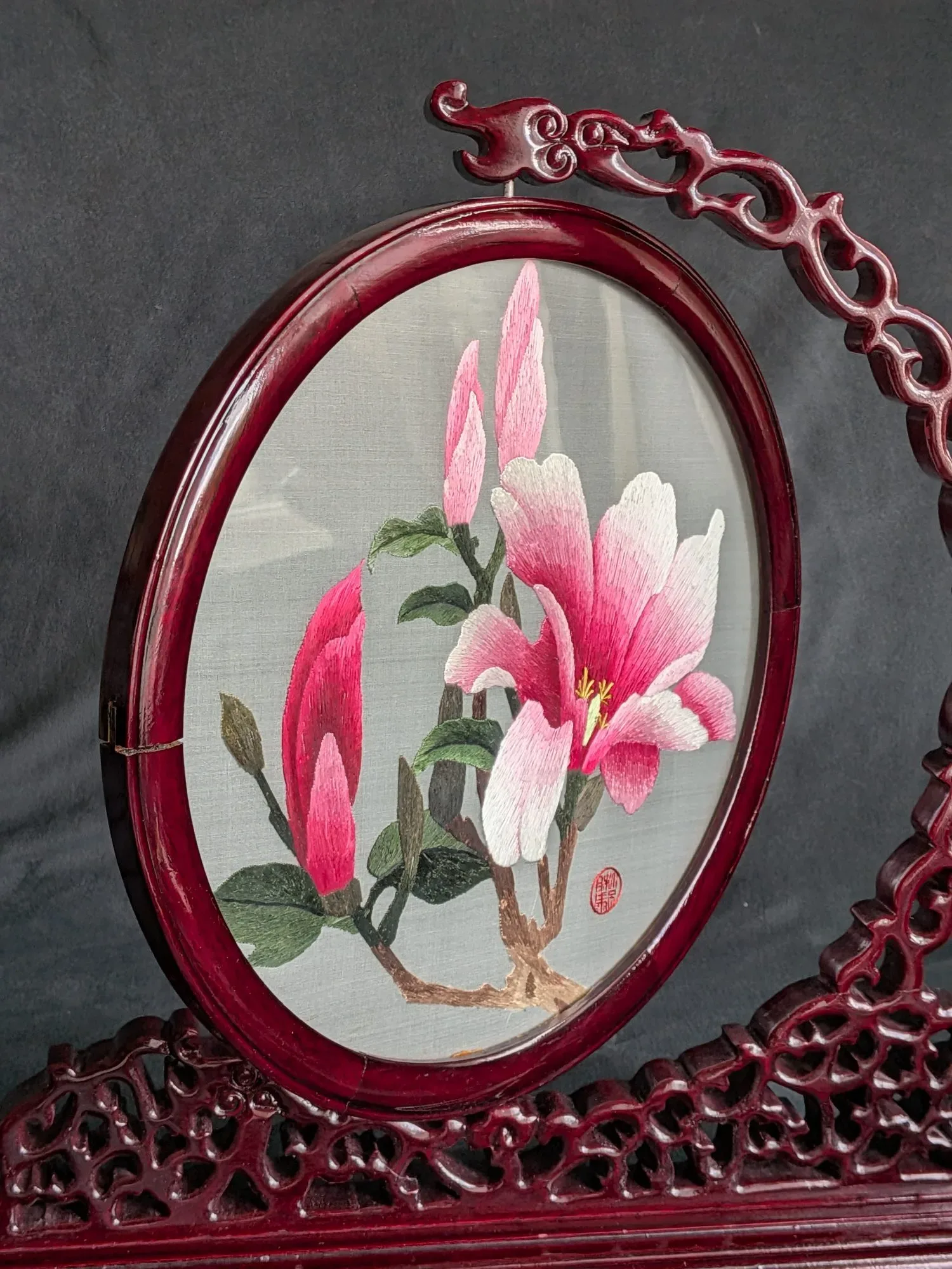Kinesiskt Silkesbroderi: Magnolior i Snidat Träställ - Bild 7