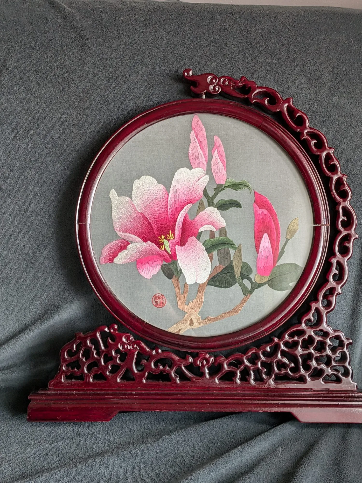 Kinesiskt Silkesbroderi: Magnolior i Snidat Träställ - Bild 3