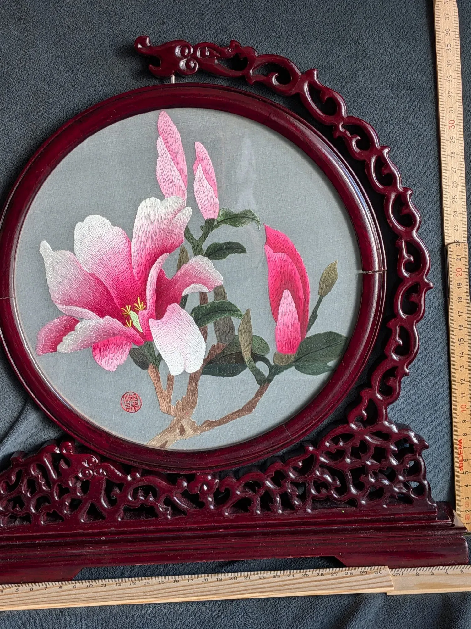 Kinesiskt Silkesbroderi: Magnolior i Snidat Träställ - Bild 2
