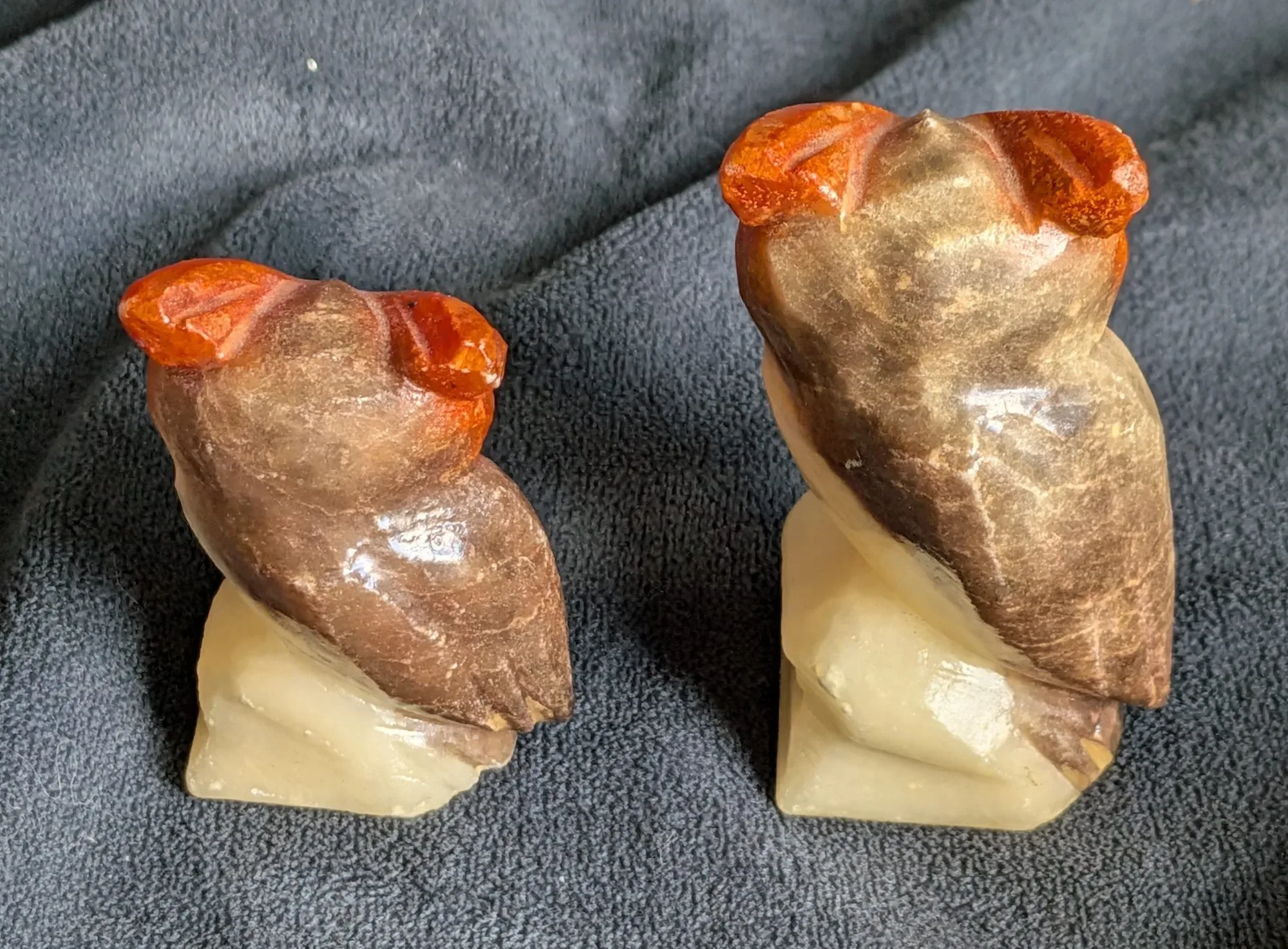 Handskurna Ugglor i Natursten – Ett Charmigt Par - Bild 5