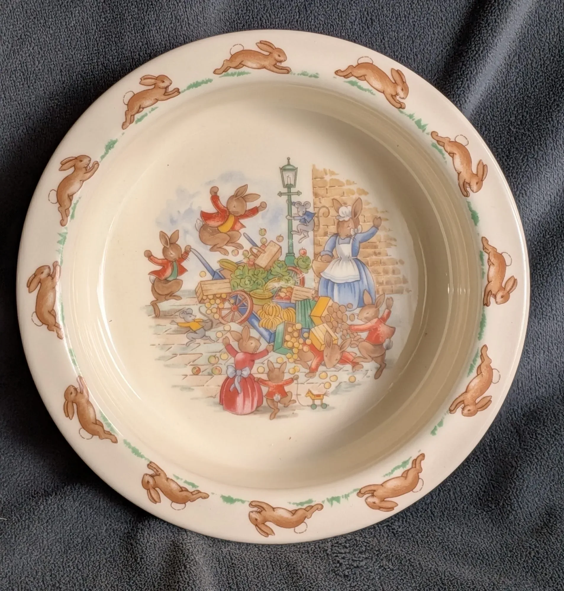 Charmig Royal Doulton Bunnykins Barnskål i Benporslin