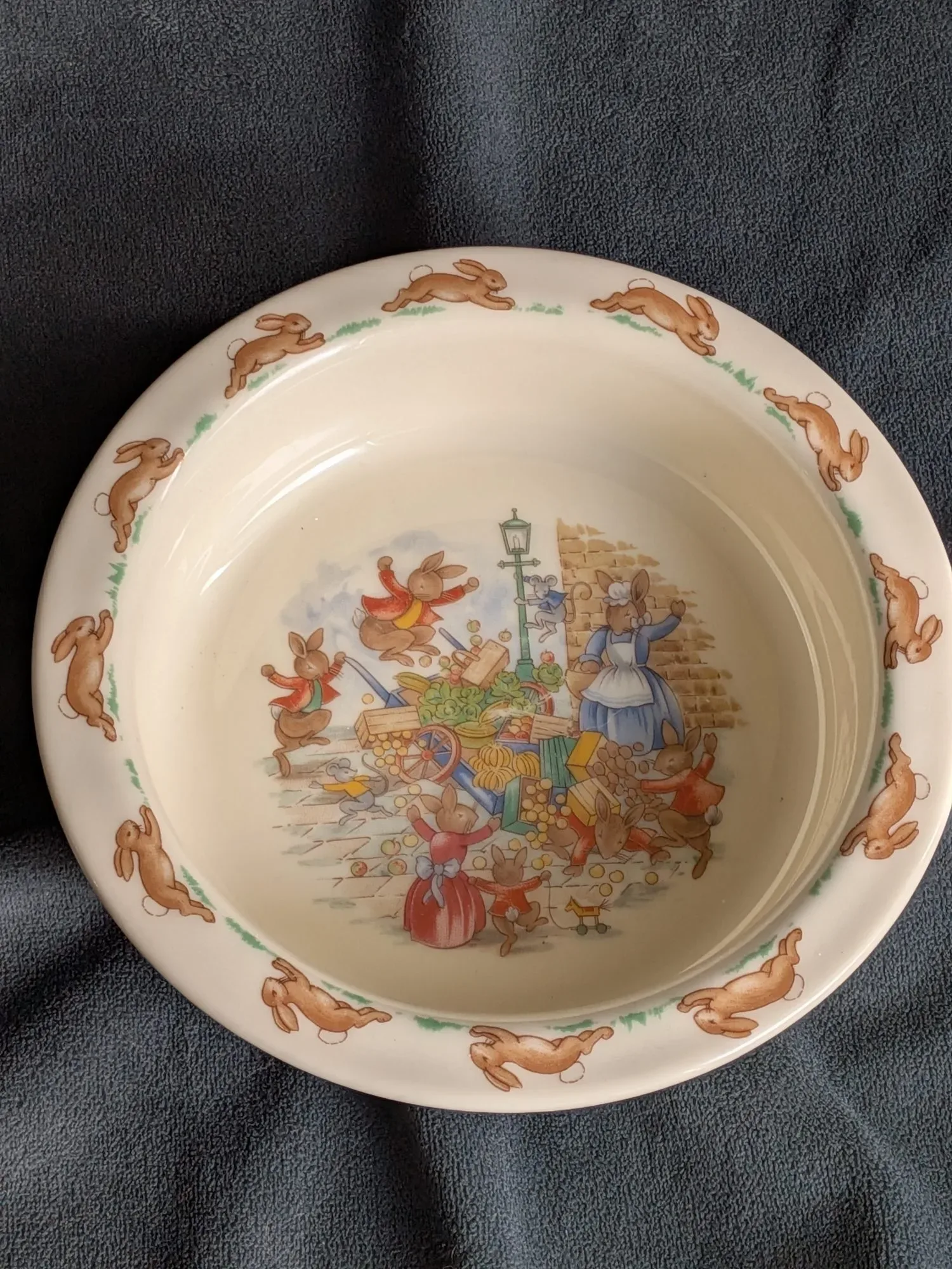 Charmig Royal Doulton Bunnykins Barnskål i Benporslin - Bild 9