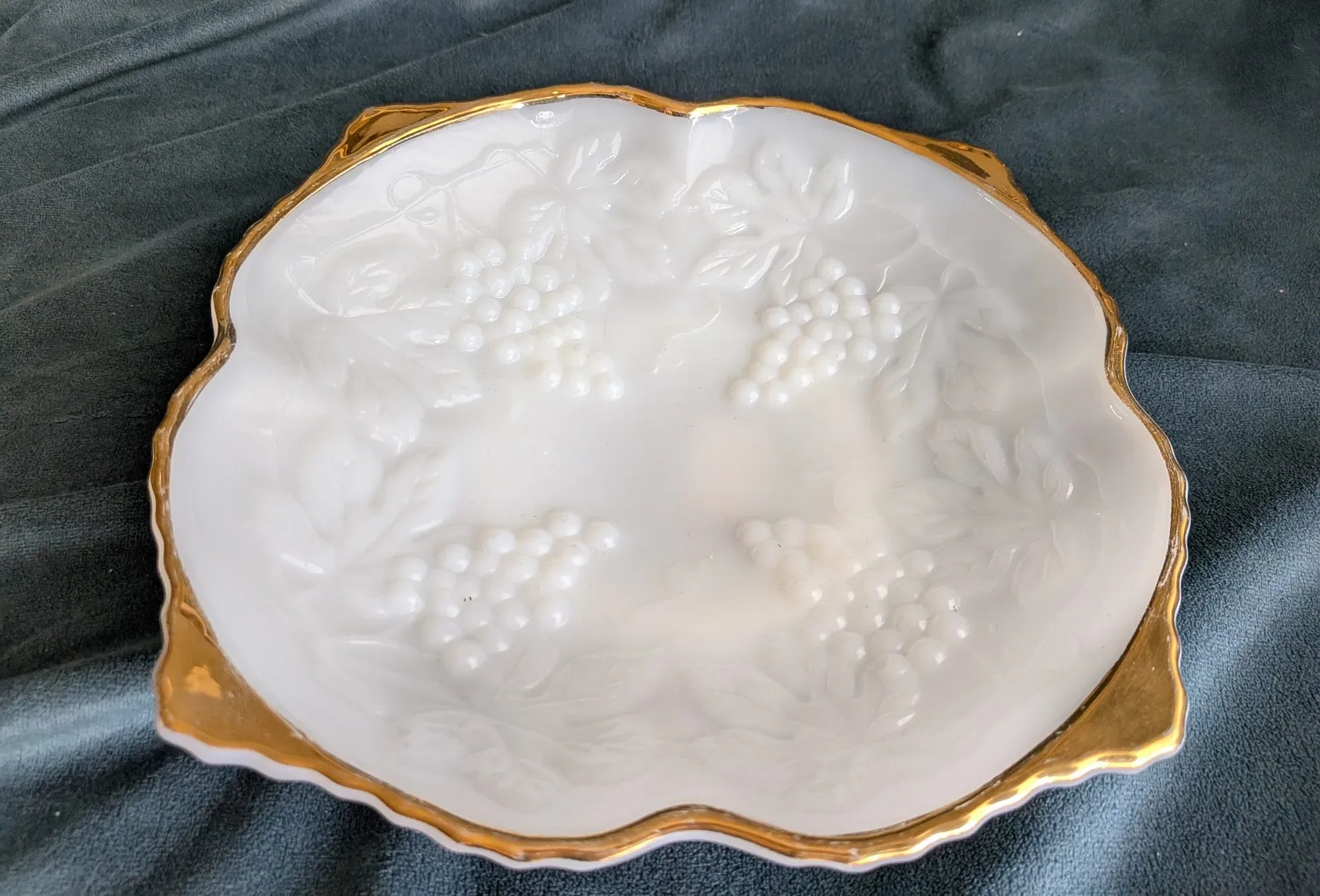 Elegant Vintage Mjölkglasfat med Druvmotiv och Guldkant - Bild 9
