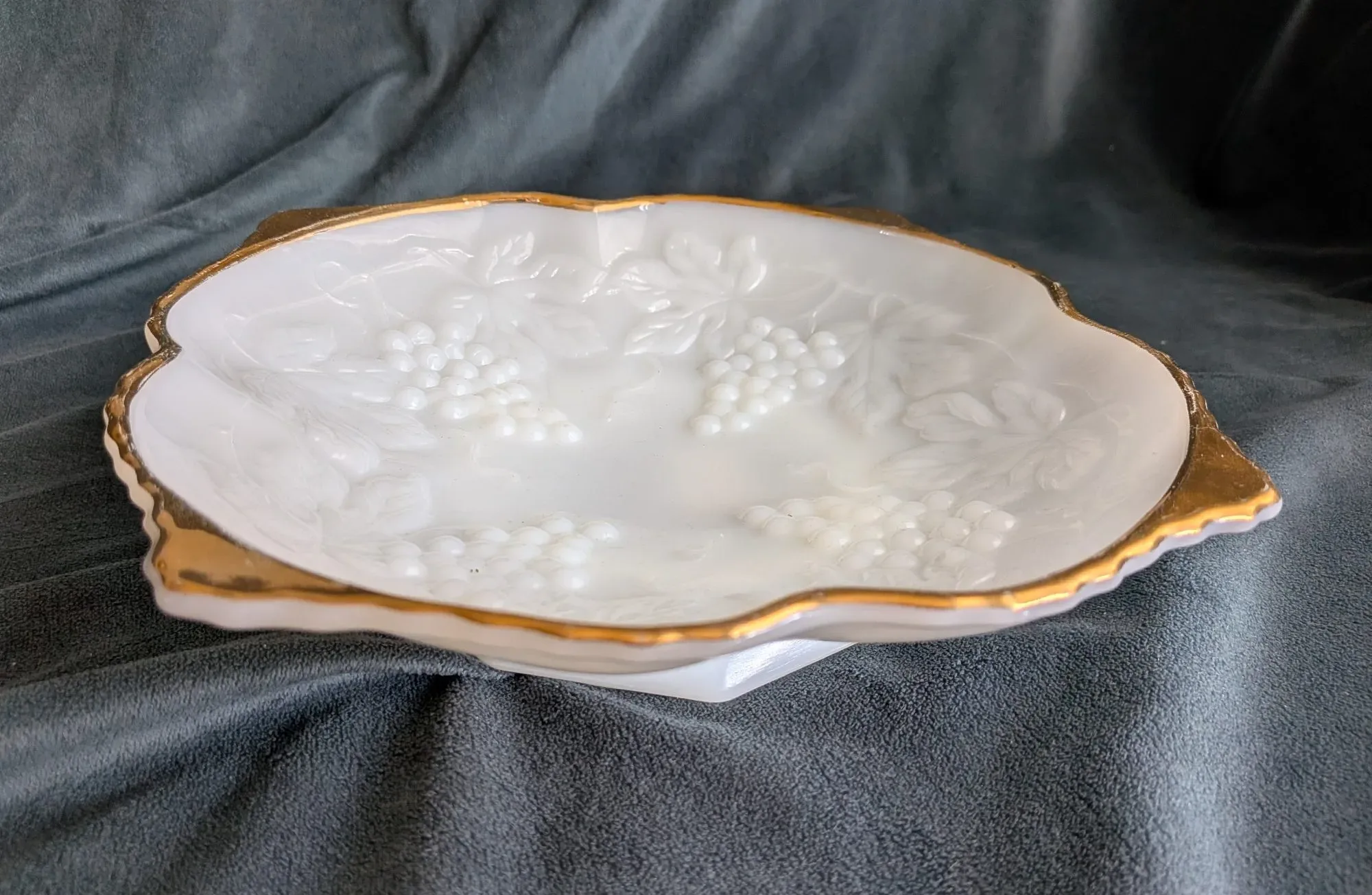 Elegant Vintage Mjölkglasfat med Druvmotiv och Guldkant - Bild 8