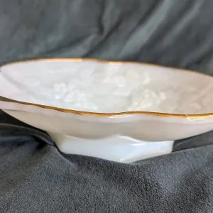 Elegant Vintage Mjölkglasfat med Druvmotiv och Guldkant