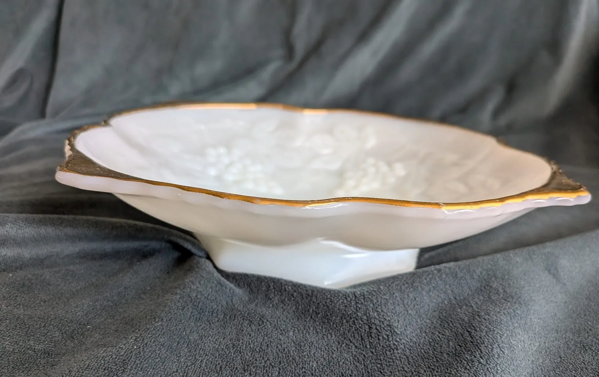 Elegant Vintage Mjölkglasfat med Druvmotiv och Guldkant