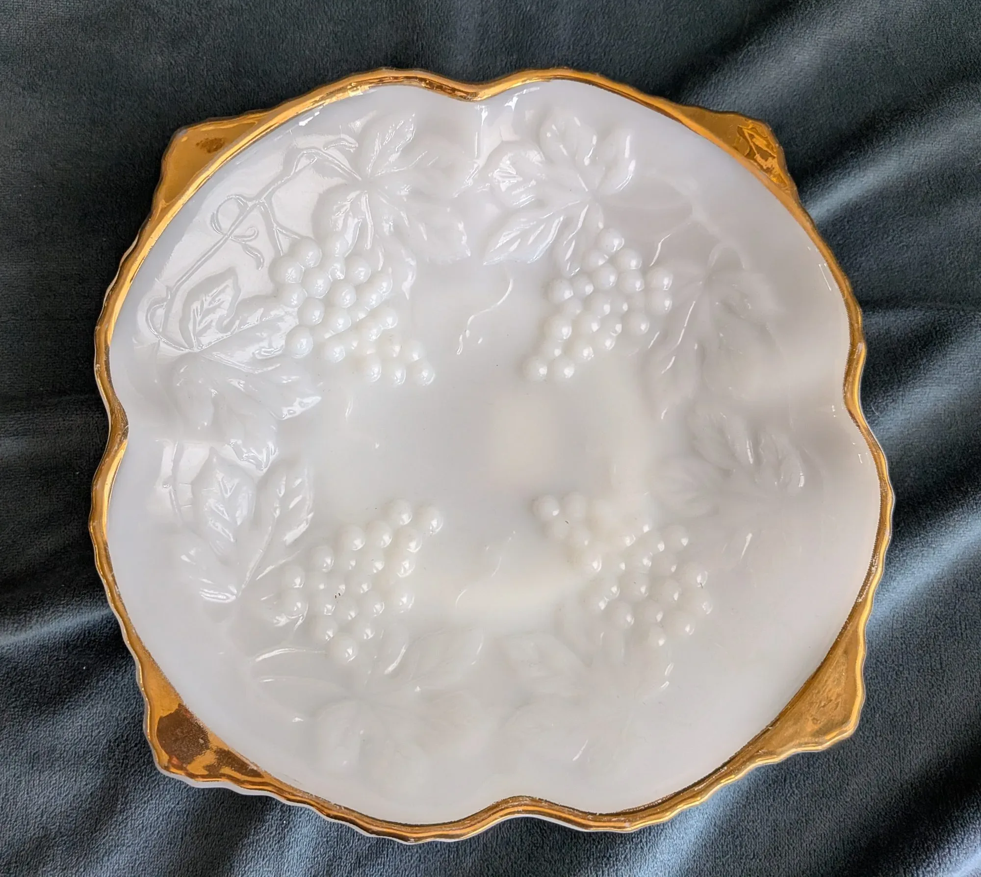 Elegant Vintage Mjölkglasfat med Druvmotiv och Guldkant - Bild 7
