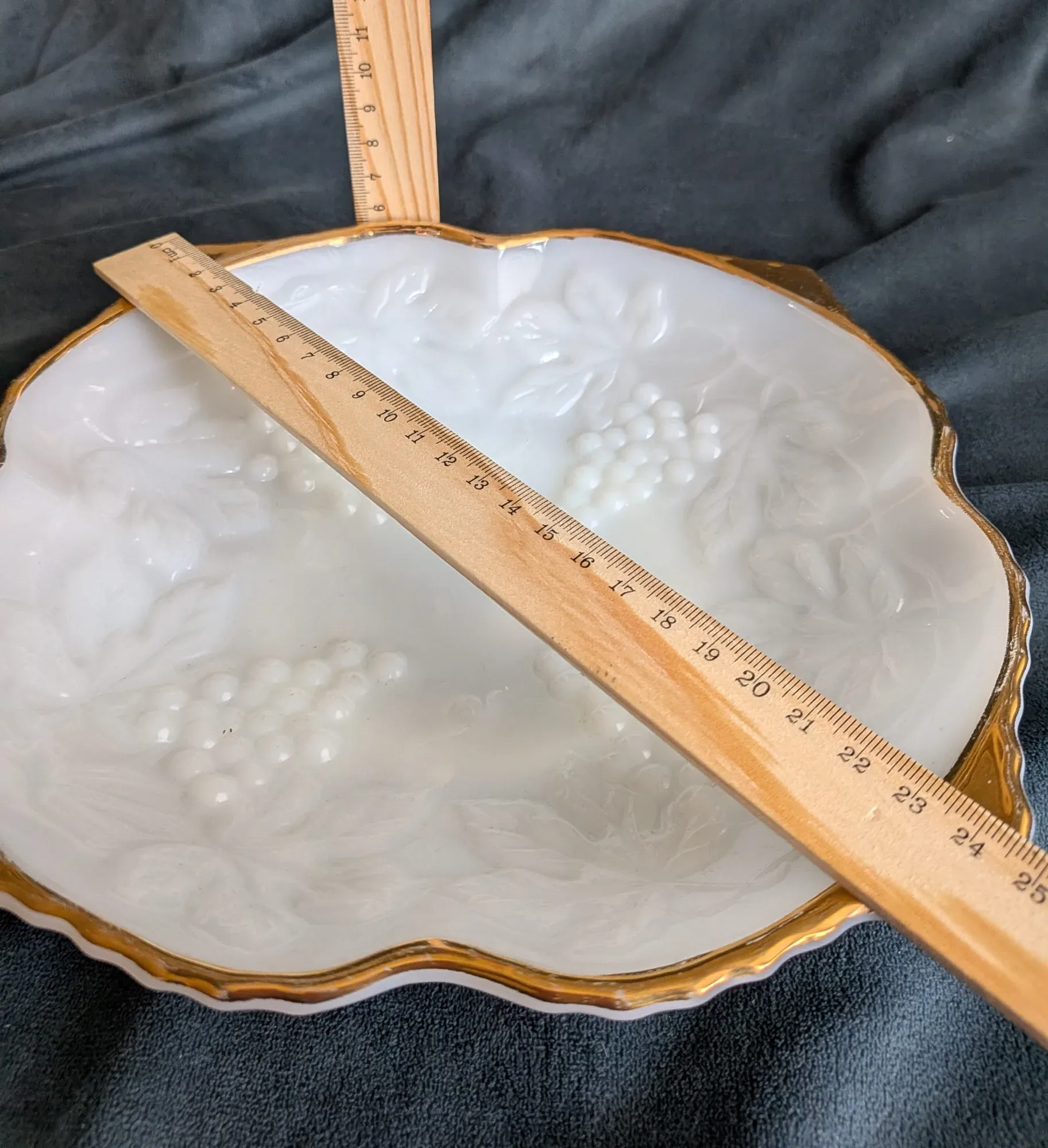 Elegant Vintage Mjölkglasfat med Druvmotiv och Guldkant - Bild 6
