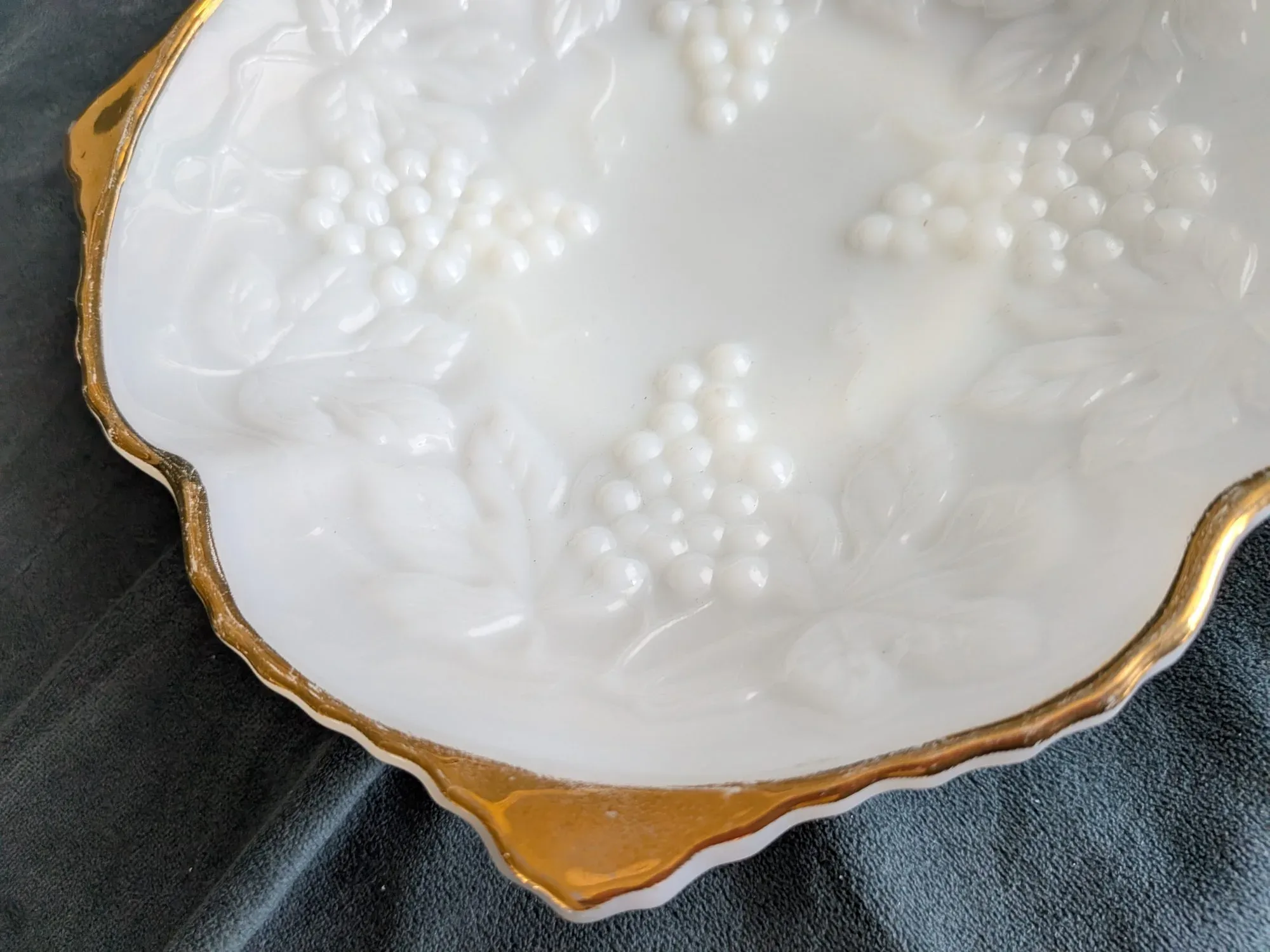 Elegant Vintage Mjölkglasfat med Druvmotiv och Guldkant - Bild 5