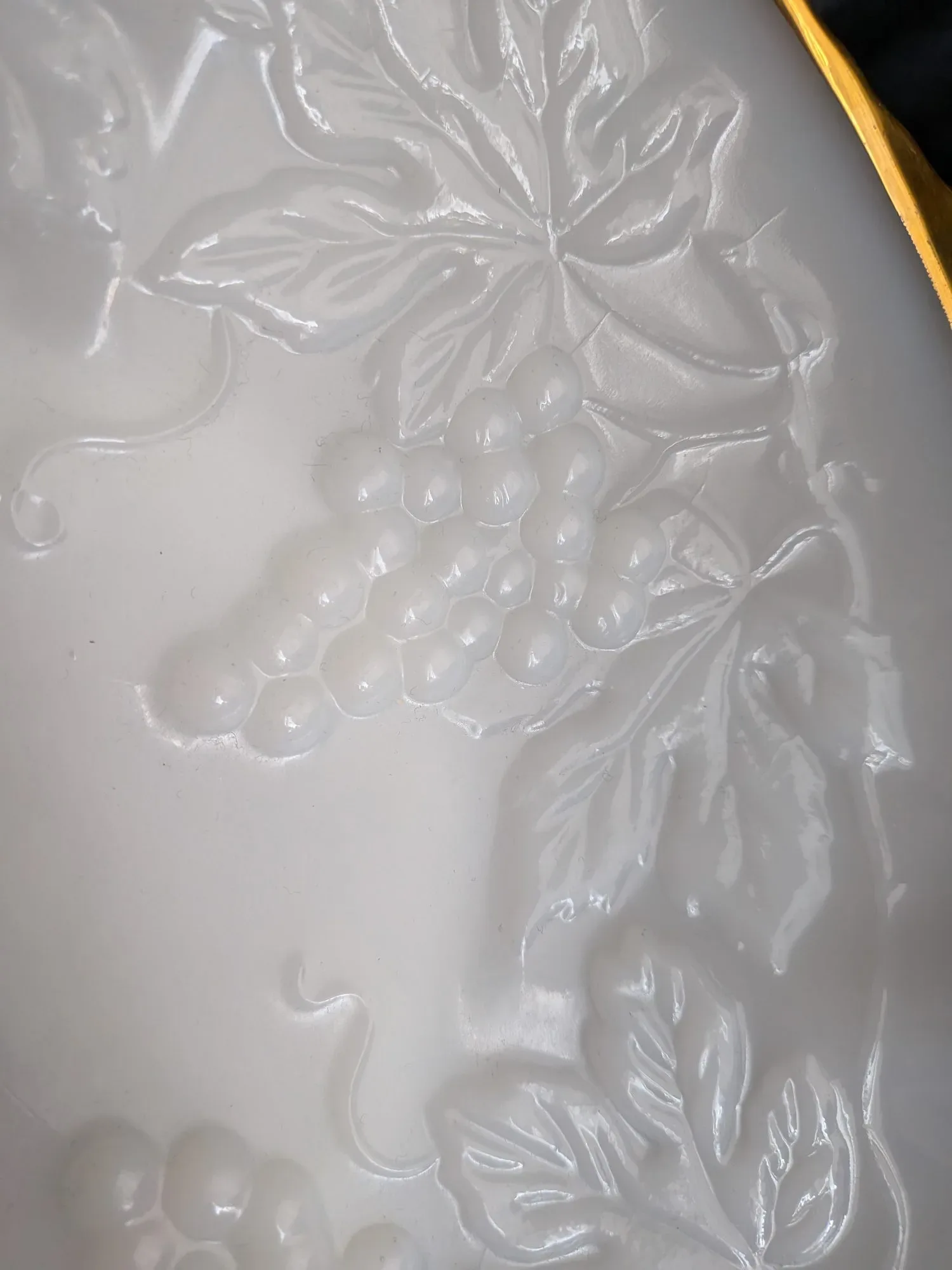 Elegant Vintage Mjölkglasfat med Druvmotiv och Guldkant - Bild 4