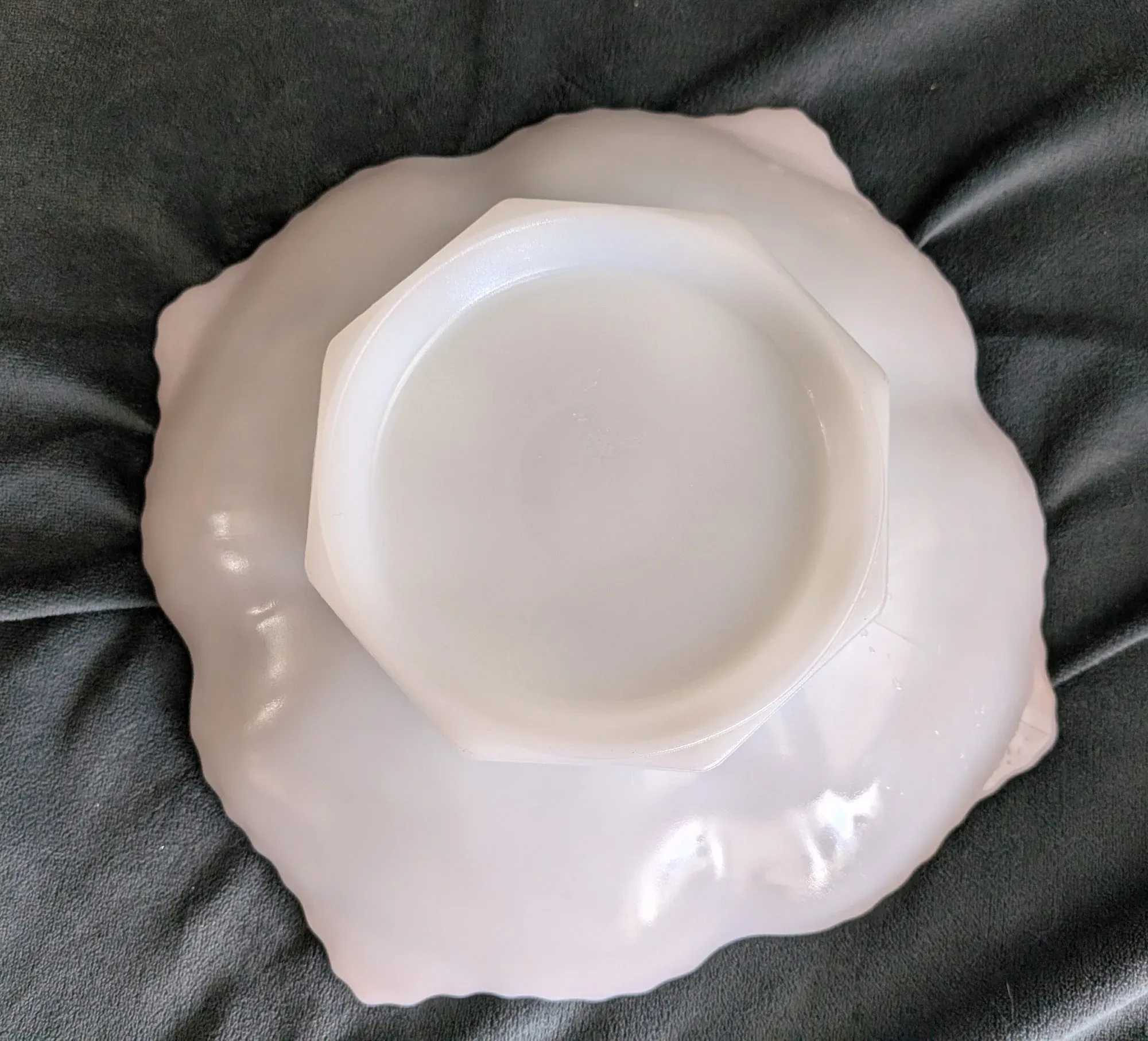 Elegant Vintage Mjölkglasfat med Druvmotiv och Guldkant - Bild 3