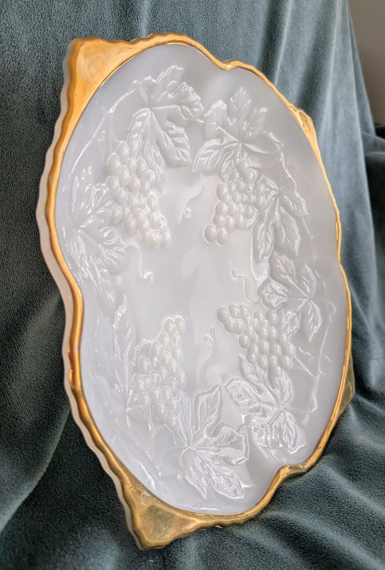 Elegant Vintage Mjölkglasfat med Druvmotiv och Guldkant - Bild 2