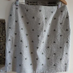 Randig bomullskjol, seersucker, broderade bin