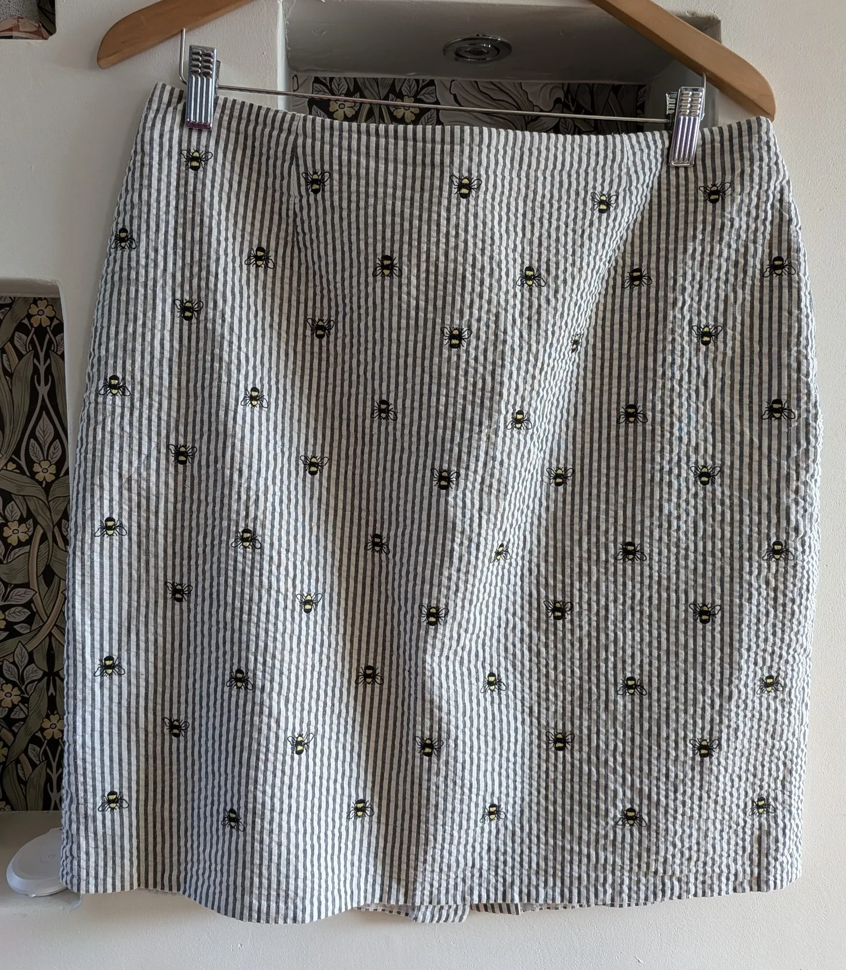 Randig bomullskjol, seersucker, broderade bin