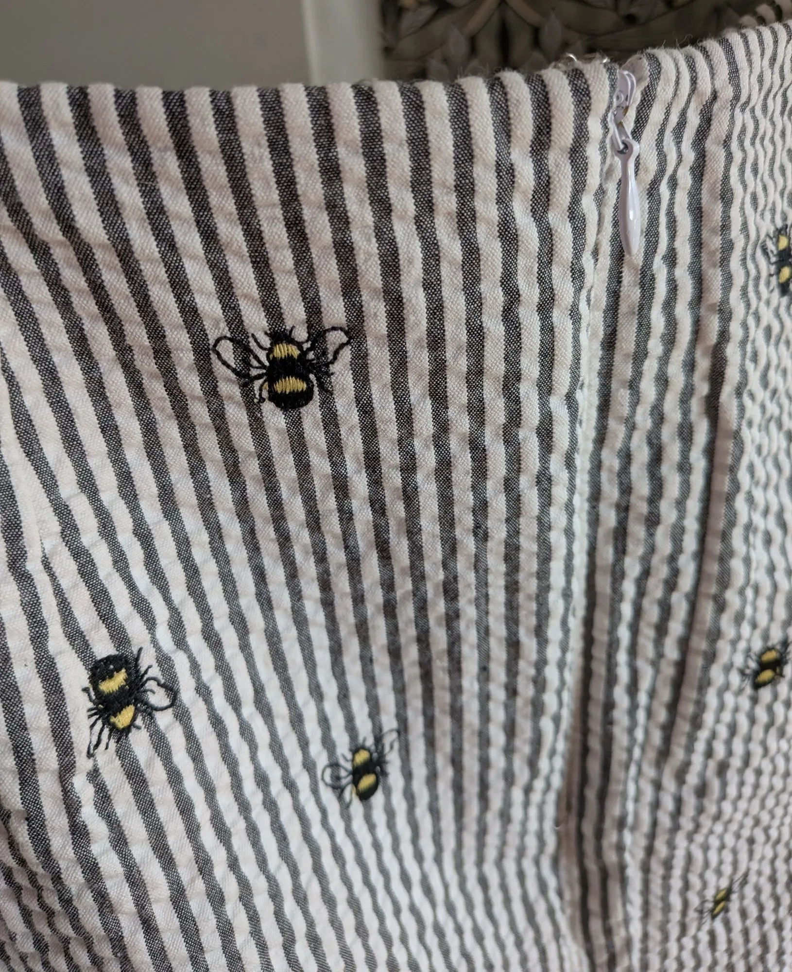 Randig bomullskjol, seersucker, broderade bin - Bild 5