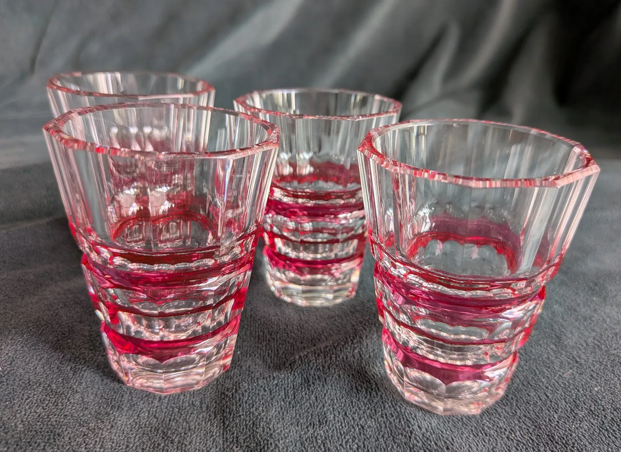 Vintage Snapsglas i Fasetterat Glas med Röda Detaljer, Set om 4