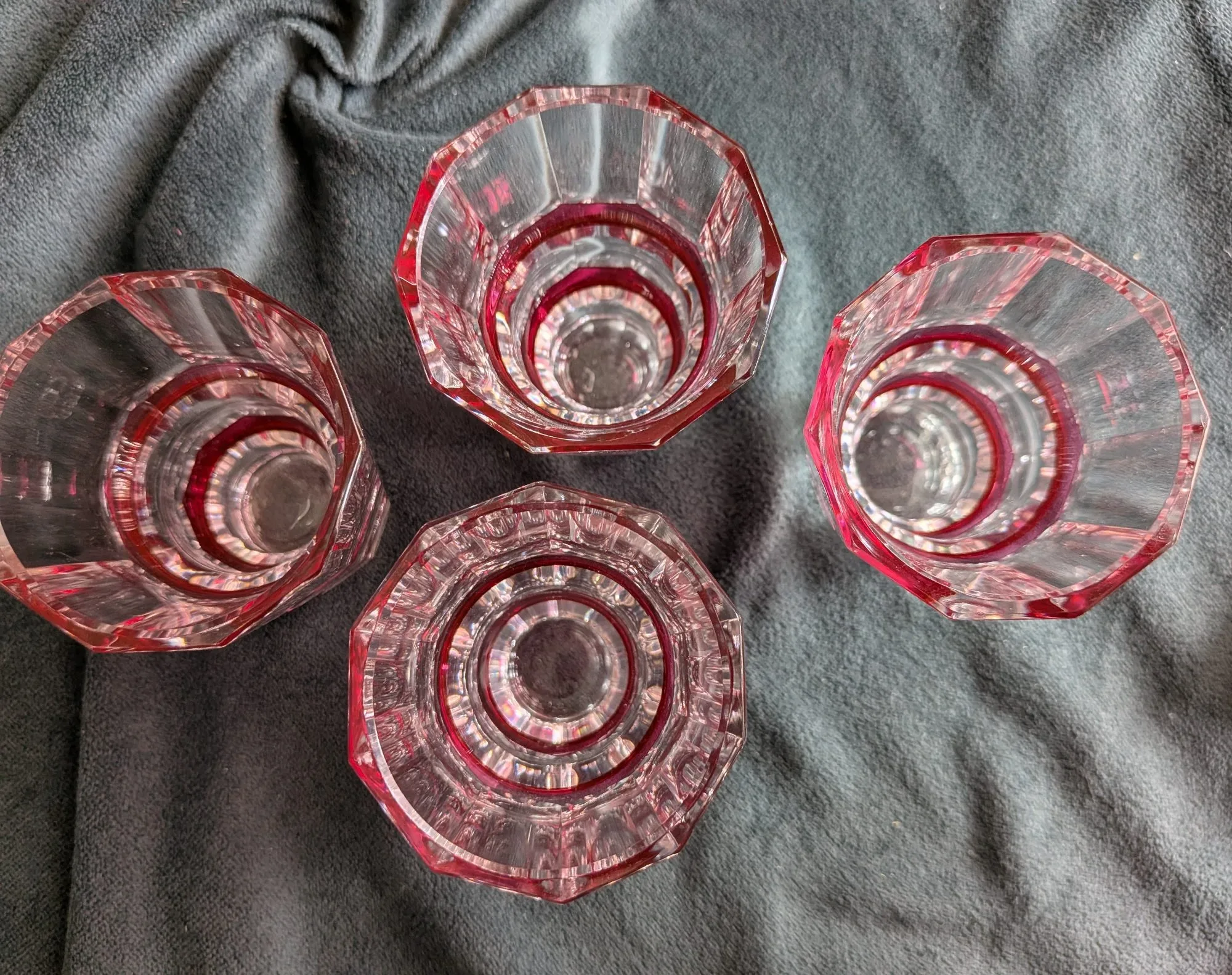 Vintage Snapsglas i Fasetterat Glas med Röda Detaljer, Set om 4 - Bild 10