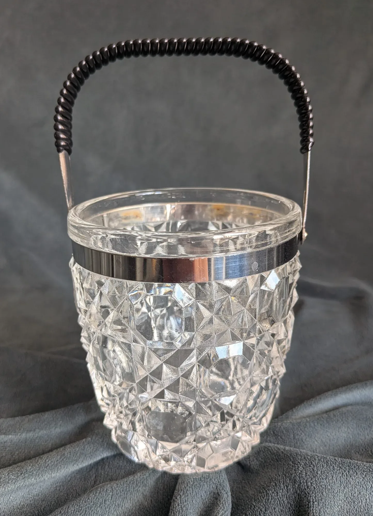 Elegant Ishink i Facetterat Glas och Rostfritt Stål