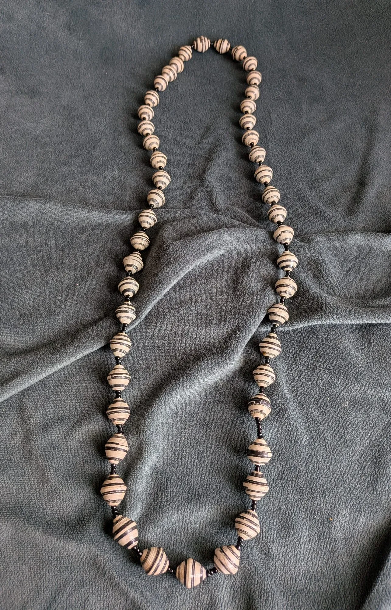 Vintage Papperspärlhalsband – Randig Boho-chic - Bild 6