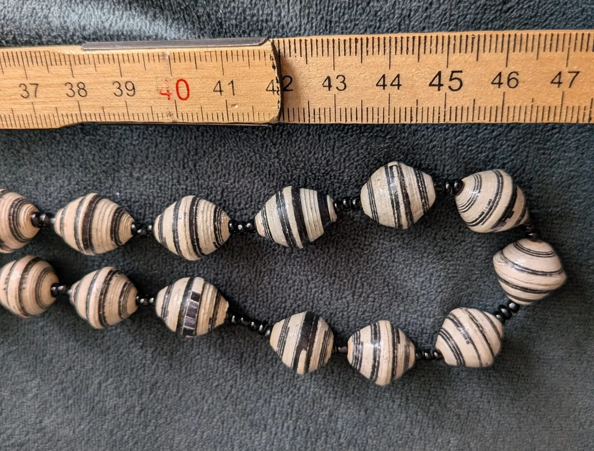 Vintage Papperspärlhalsband – Randig Boho-chic - Bild 4