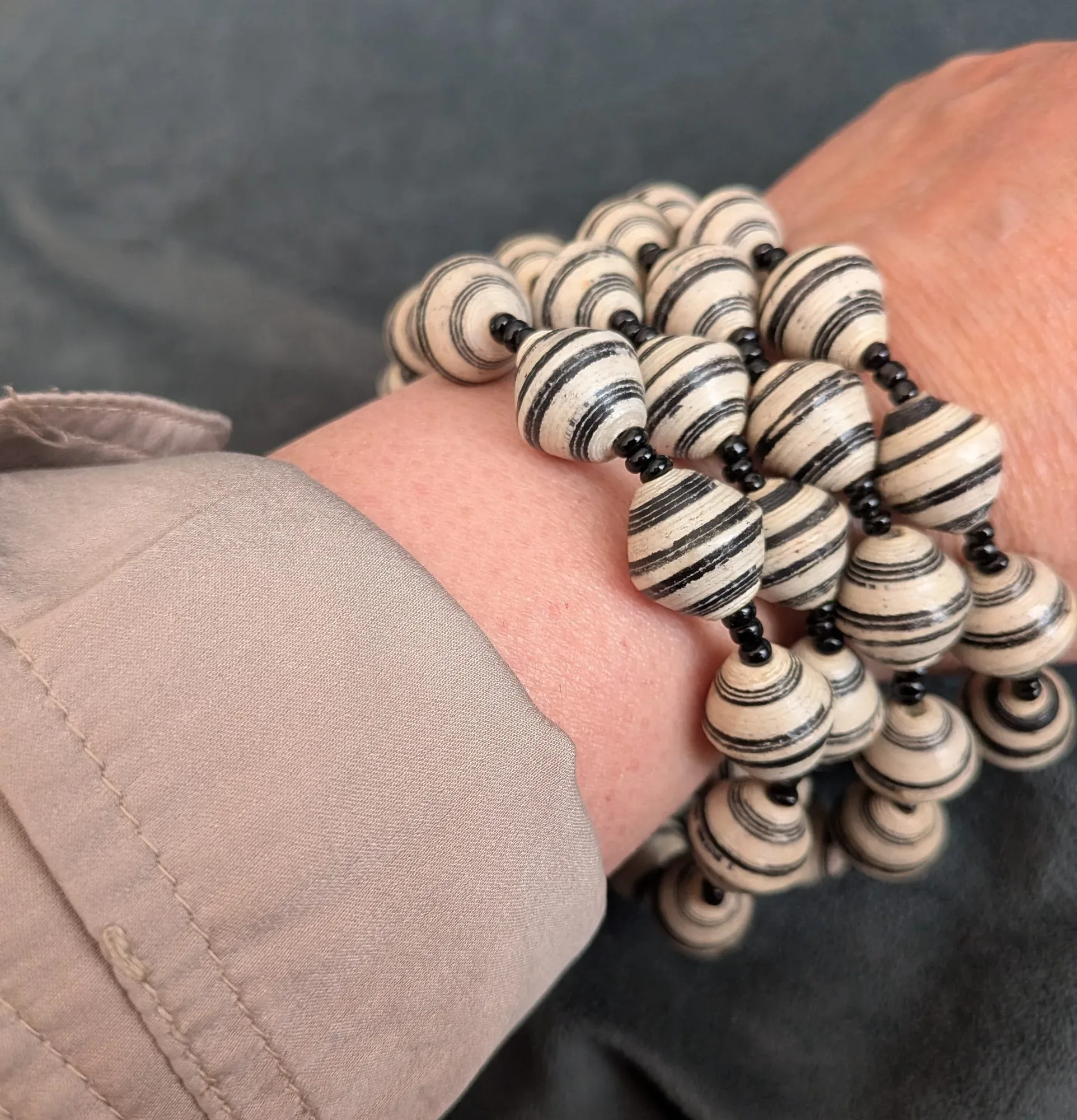 Vintage Papperspärlhalsband – Randig Boho-chic - Bild 3